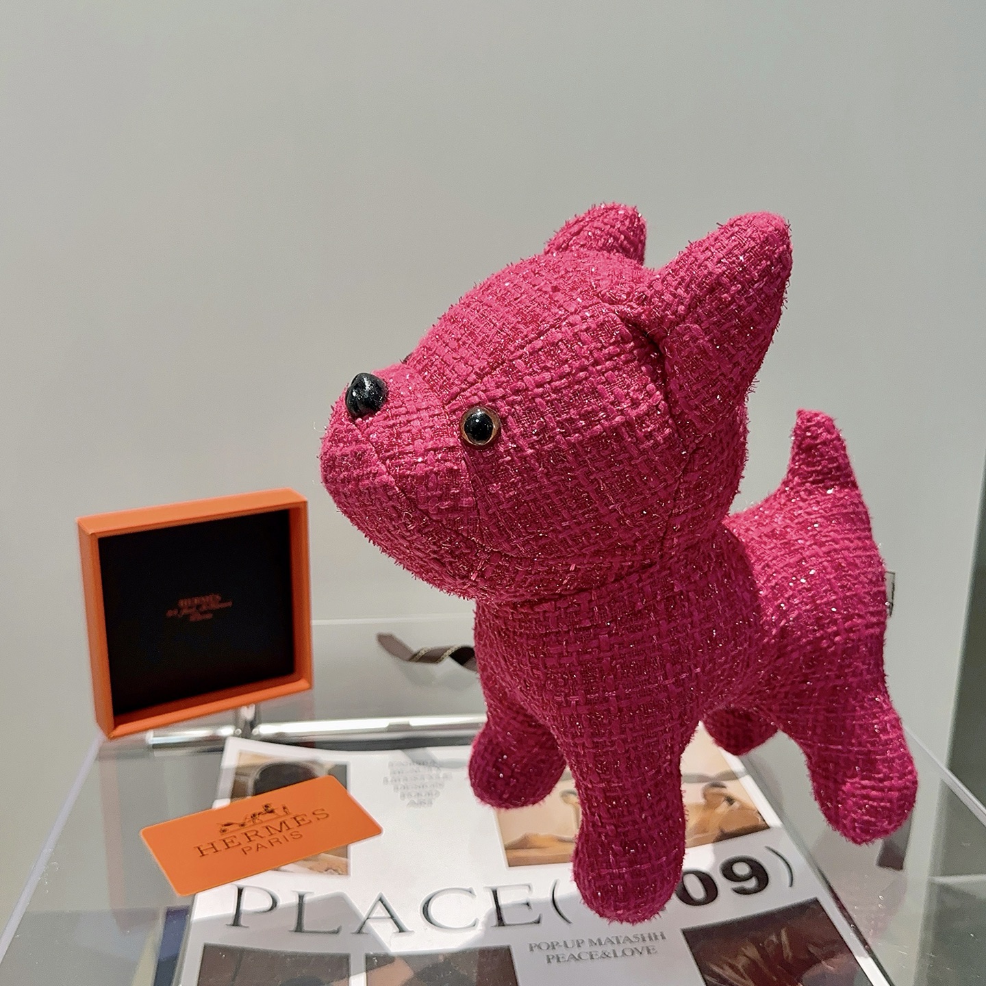Ciondolo Hermes Buddy Dog Charm Tweed glitterato fucsia con accenti in resina nera 28 cm