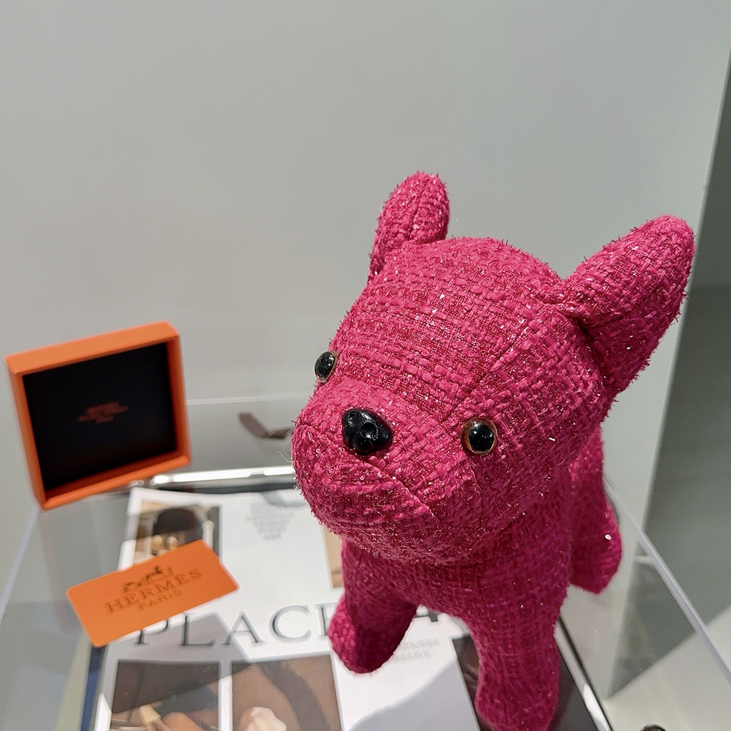 Ciondolo Hermes Buddy Dog Charm Tweed glitterato fucsia con accenti in resina nera 28 cm