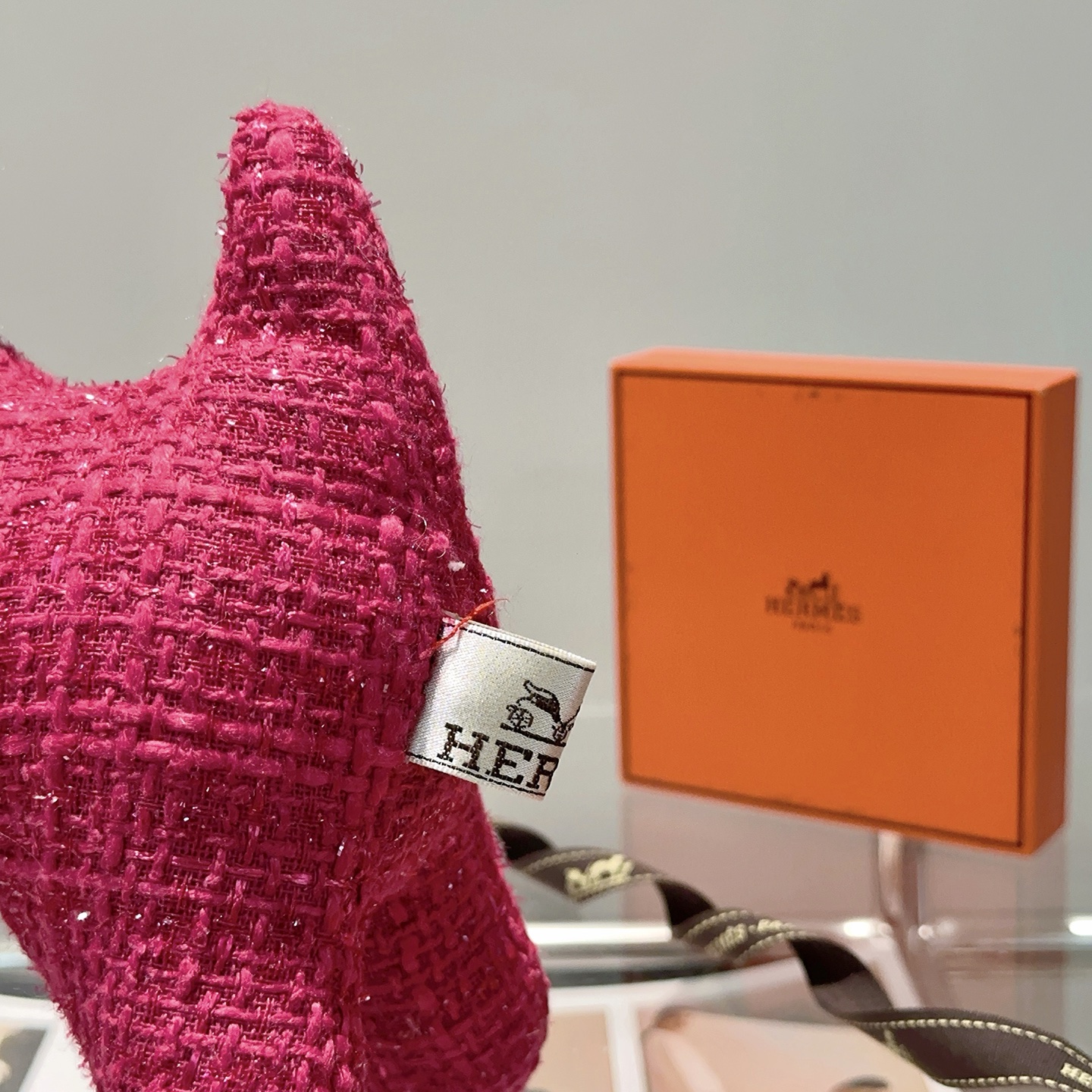 Ciondolo Hermes Buddy Dog Charm Tweed glitterato fucsia con accenti in resina nera 28 cm