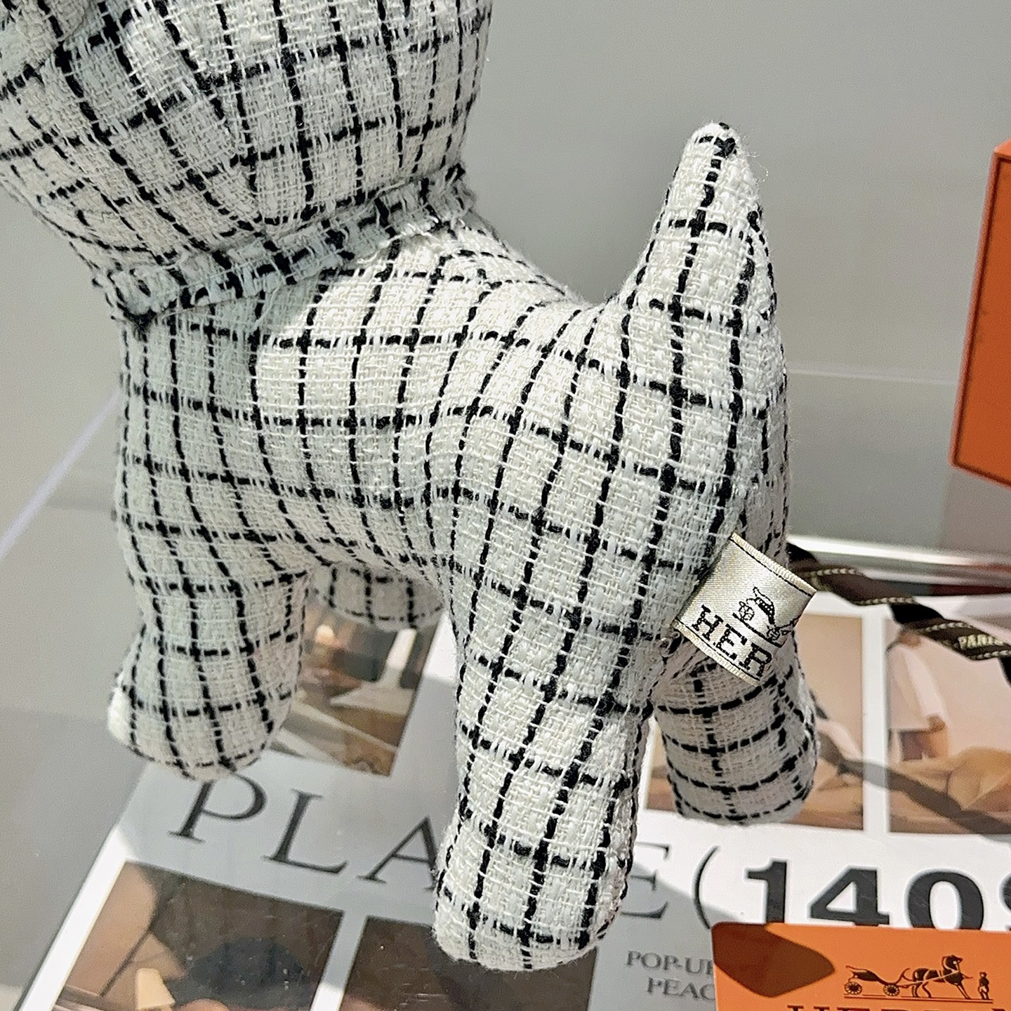 Spilla Hermes French Bulldog in peluche bianca con griglia nera in tweed naso in plastica nera occhi in plastica marrone 28 cm