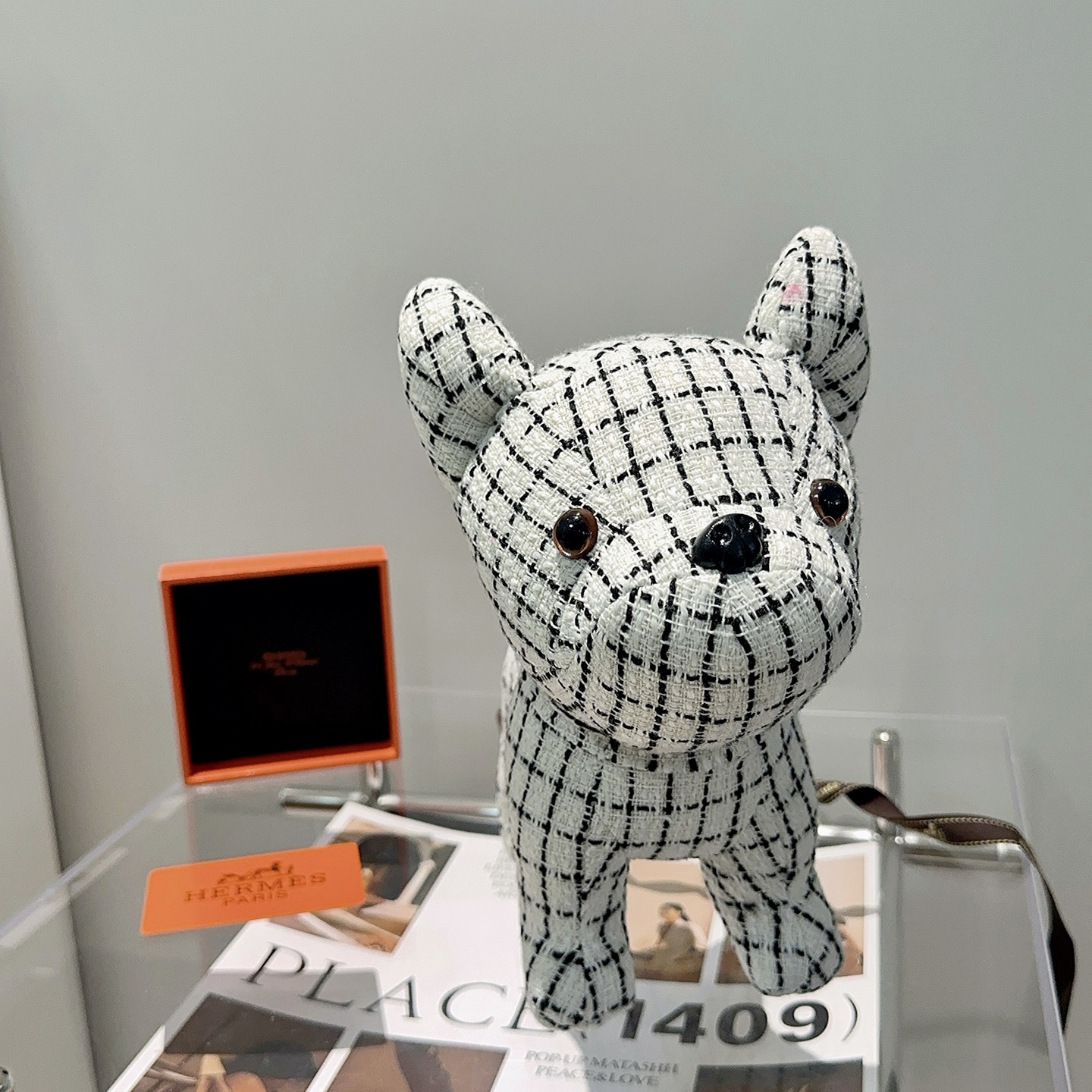 Spilla Hermes French Bulldog in peluche bianca con griglia nera in tweed naso in plastica nera occhi in plastica marrone 28 cm