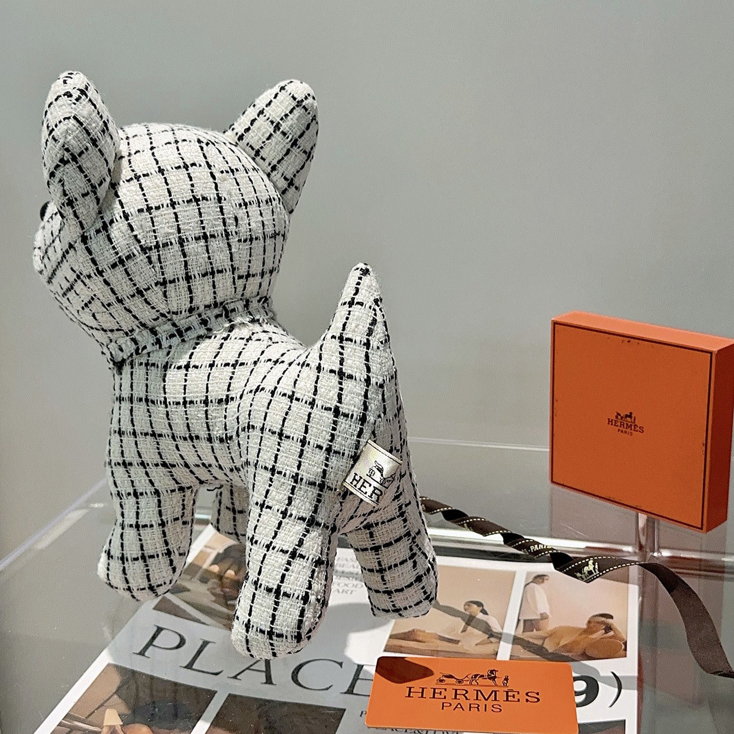 Spilla Hermes French Bulldog in peluche bianca con griglia nera in tweed naso in plastica nera occhi in plastica marrone 28 cm