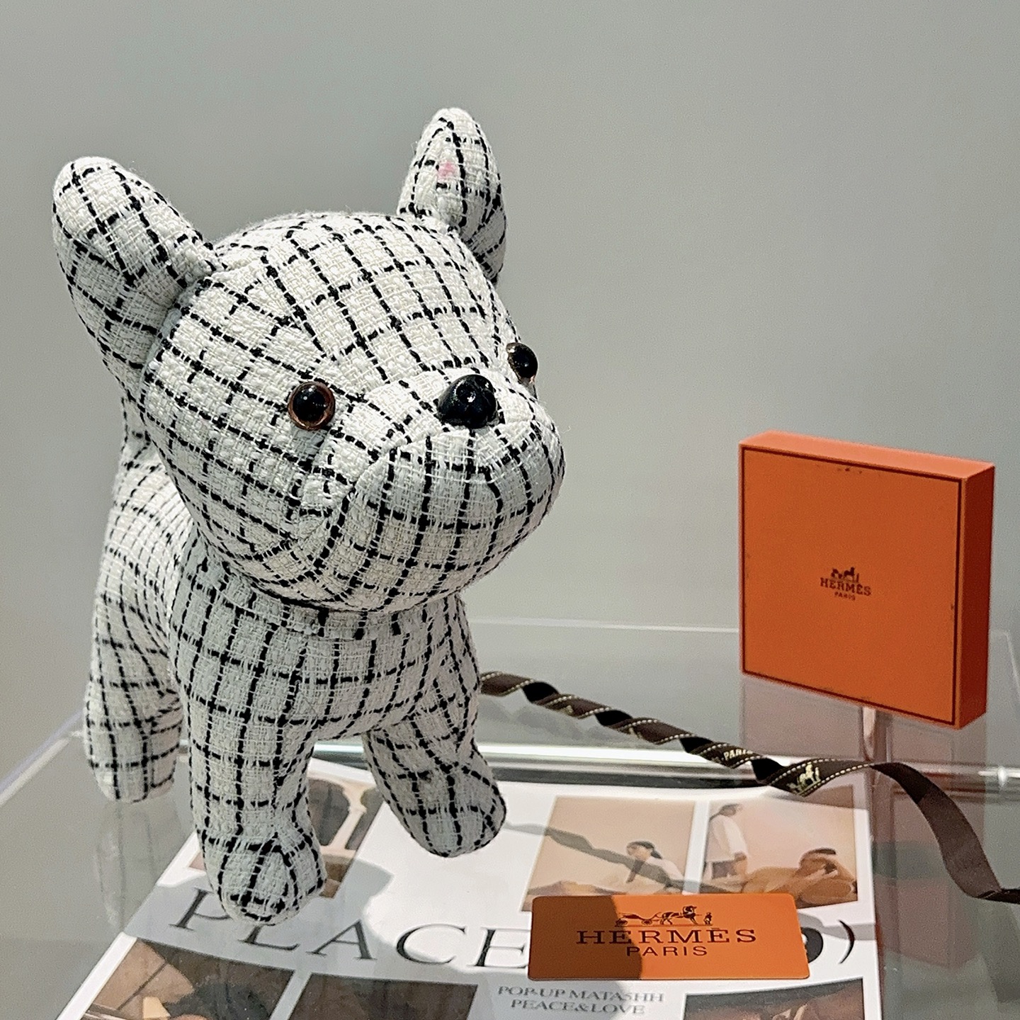 Spilla Hermes French Bulldog in peluche bianca con griglia nera in tweed naso in plastica nera occhi in plastica marrone 28 cm