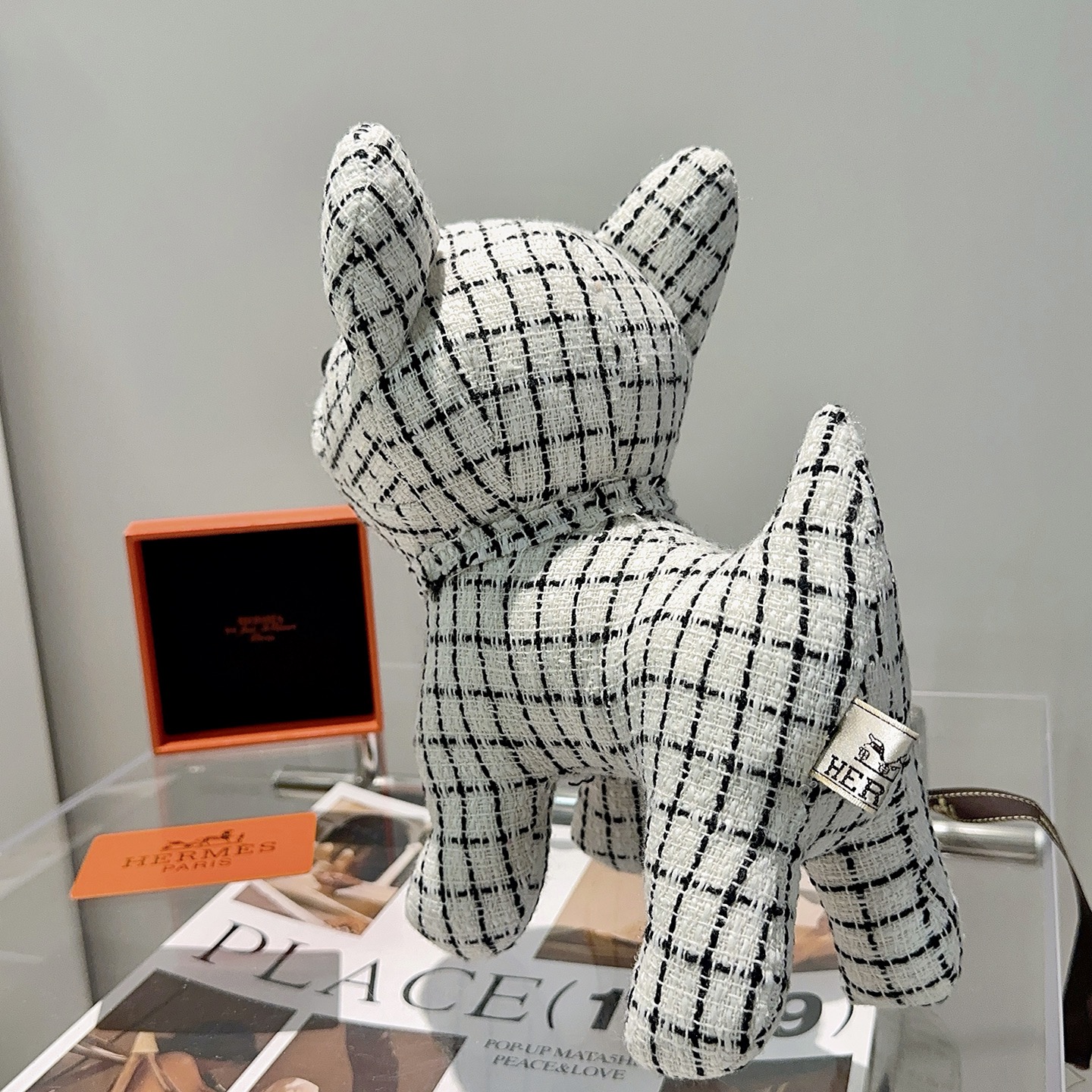 Spilla Hermes French Bulldog in peluche bianca con griglia nera in tweed naso in plastica nera occhi in plastica marrone 28 cm
