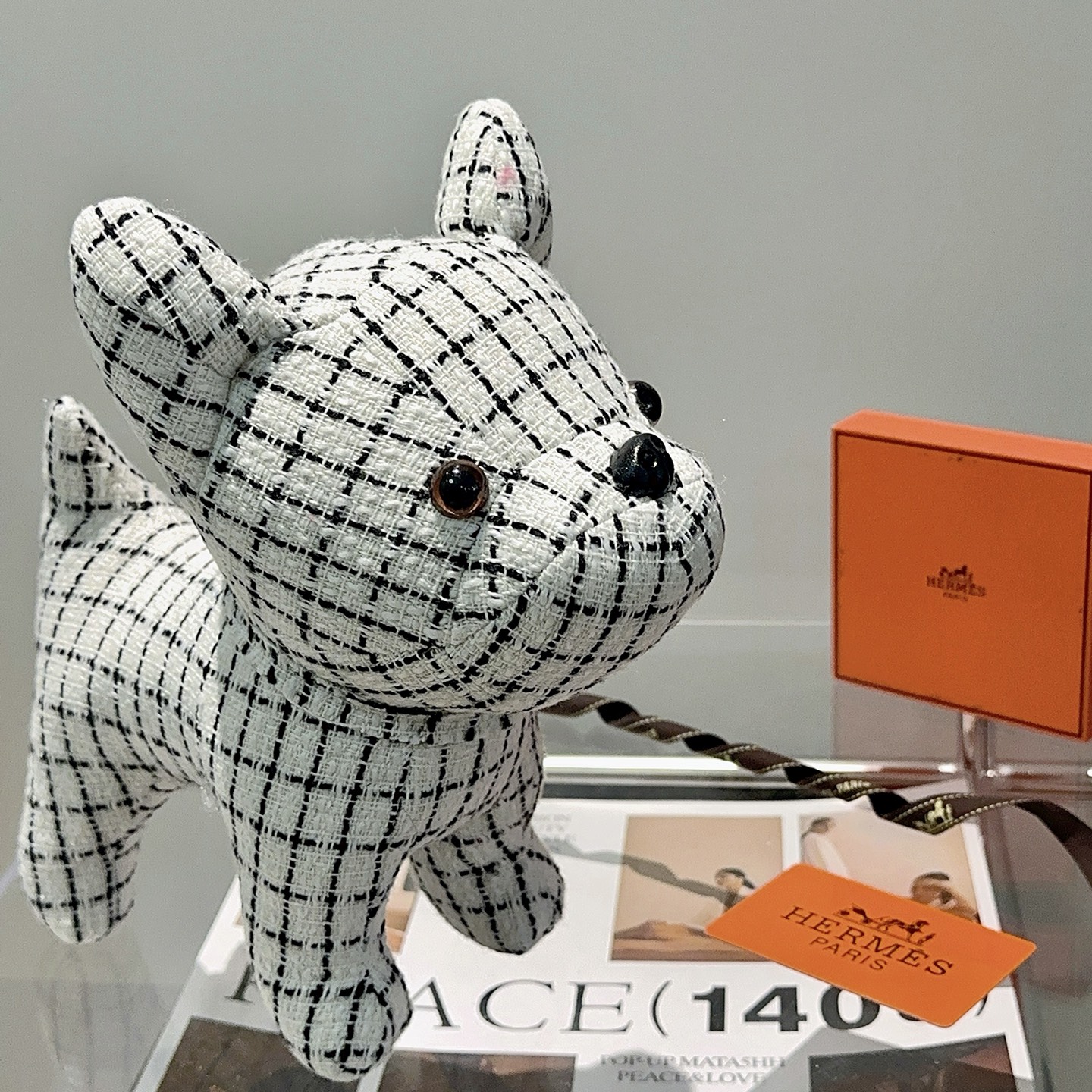 Spilla Hermes French Bulldog in peluche bianca con griglia nera in tweed naso in plastica nera occhi in plastica marrone 28 cm