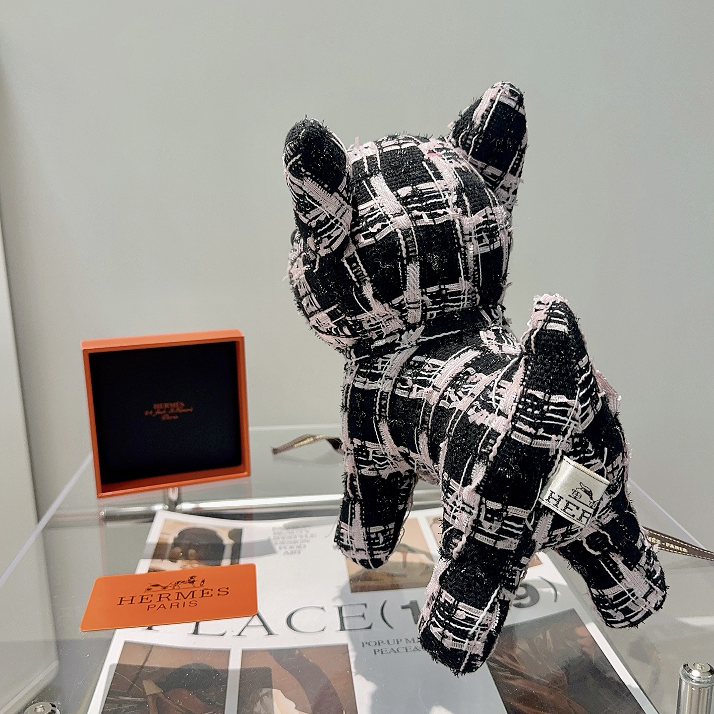 Spilla Hermes French Bulldog in peluche nera con motivo tweed rosa chiaro e bianco naso in resina nera occhi in resina marrone 28 cm