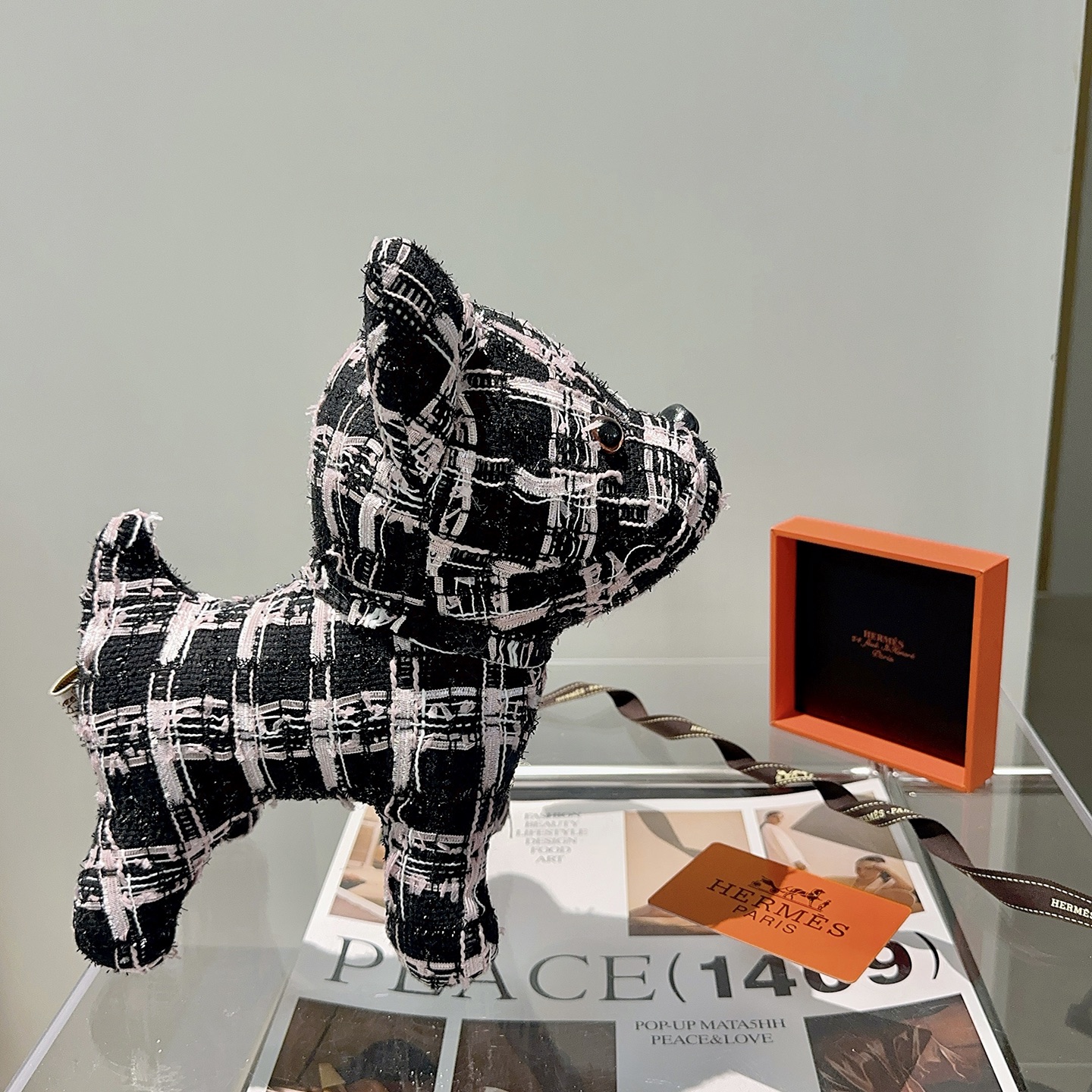 Spilla Hermes French Bulldog in peluche nera con motivo tweed rosa chiaro e bianco naso in resina nera occhi in resina marrone 28 cm