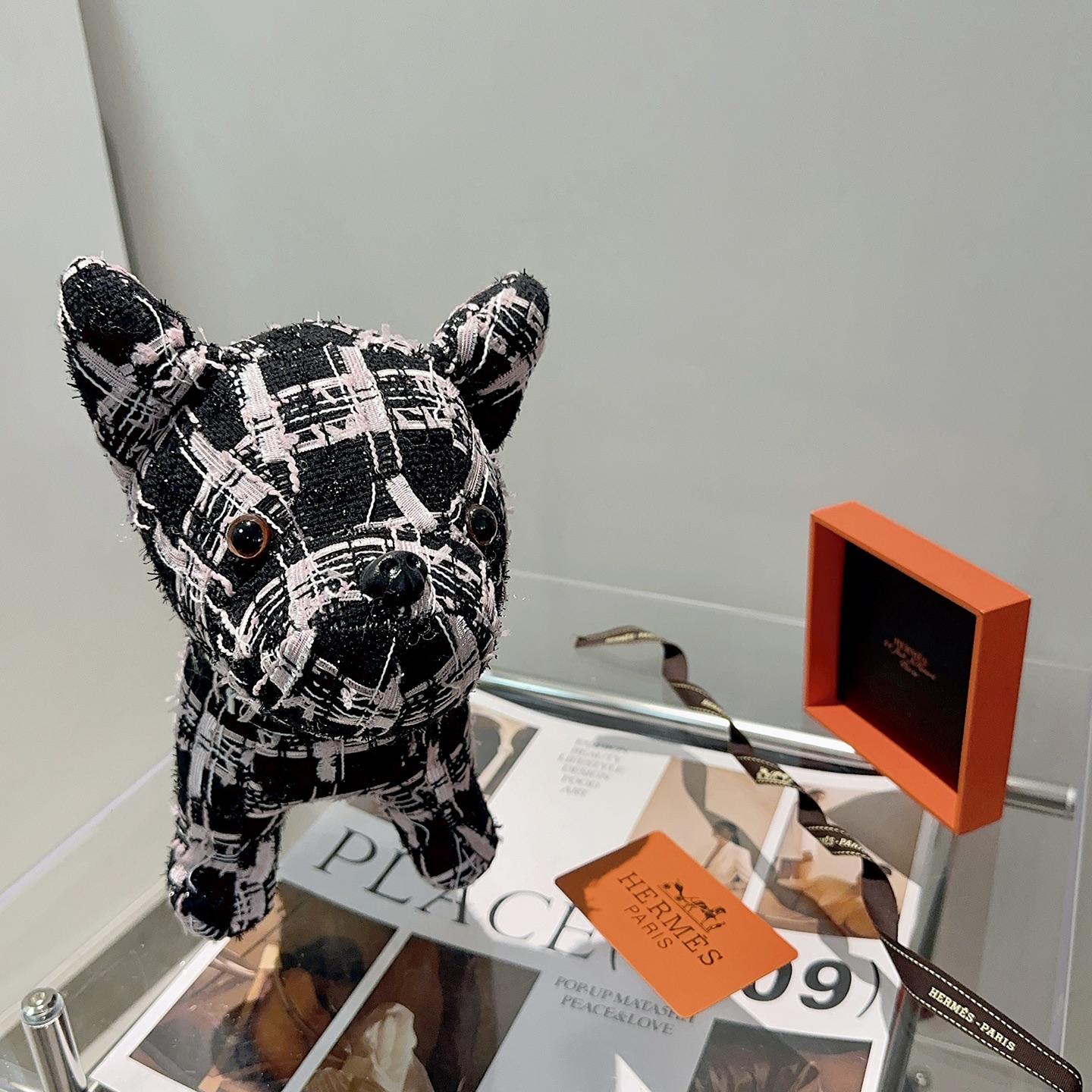 Spilla Hermes French Bulldog in peluche nera con motivo tweed rosa chiaro e bianco naso in resina nera occhi in resina marrone 28 cm