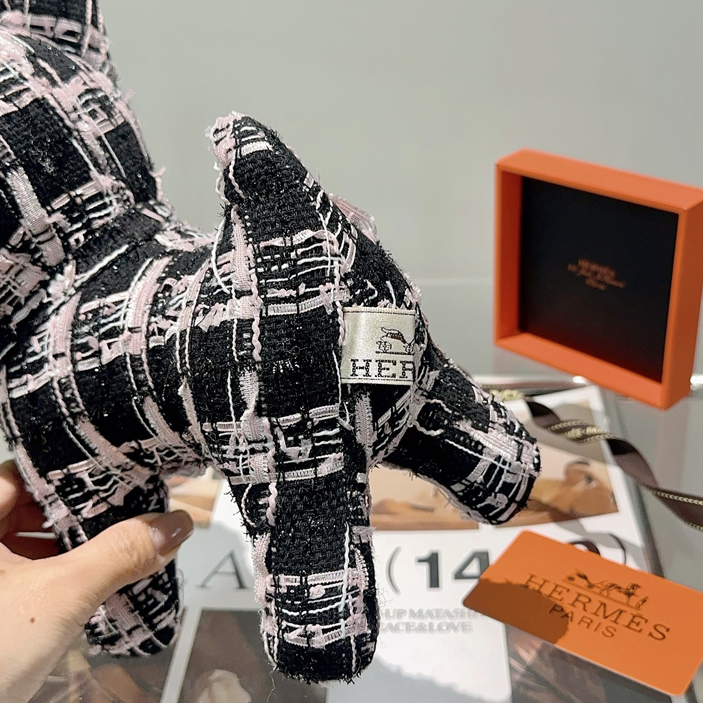 Spilla Hermes French Bulldog in peluche nera con motivo tweed rosa chiaro e bianco naso in resina nera occhi in resina marrone 28 cm