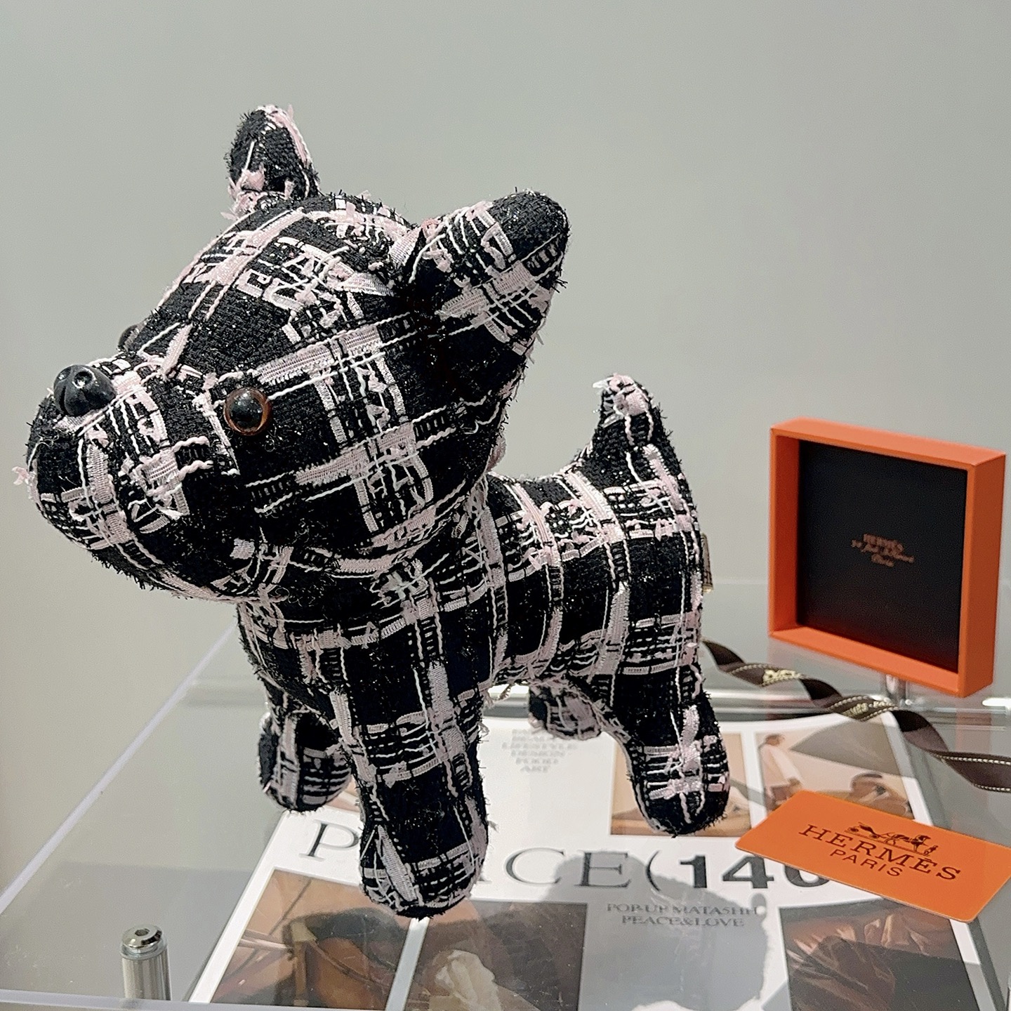 Spilla Hermes French Bulldog in peluche nera con motivo tweed rosa chiaro e bianco naso in resina nera occhi in resina marrone 28 cm