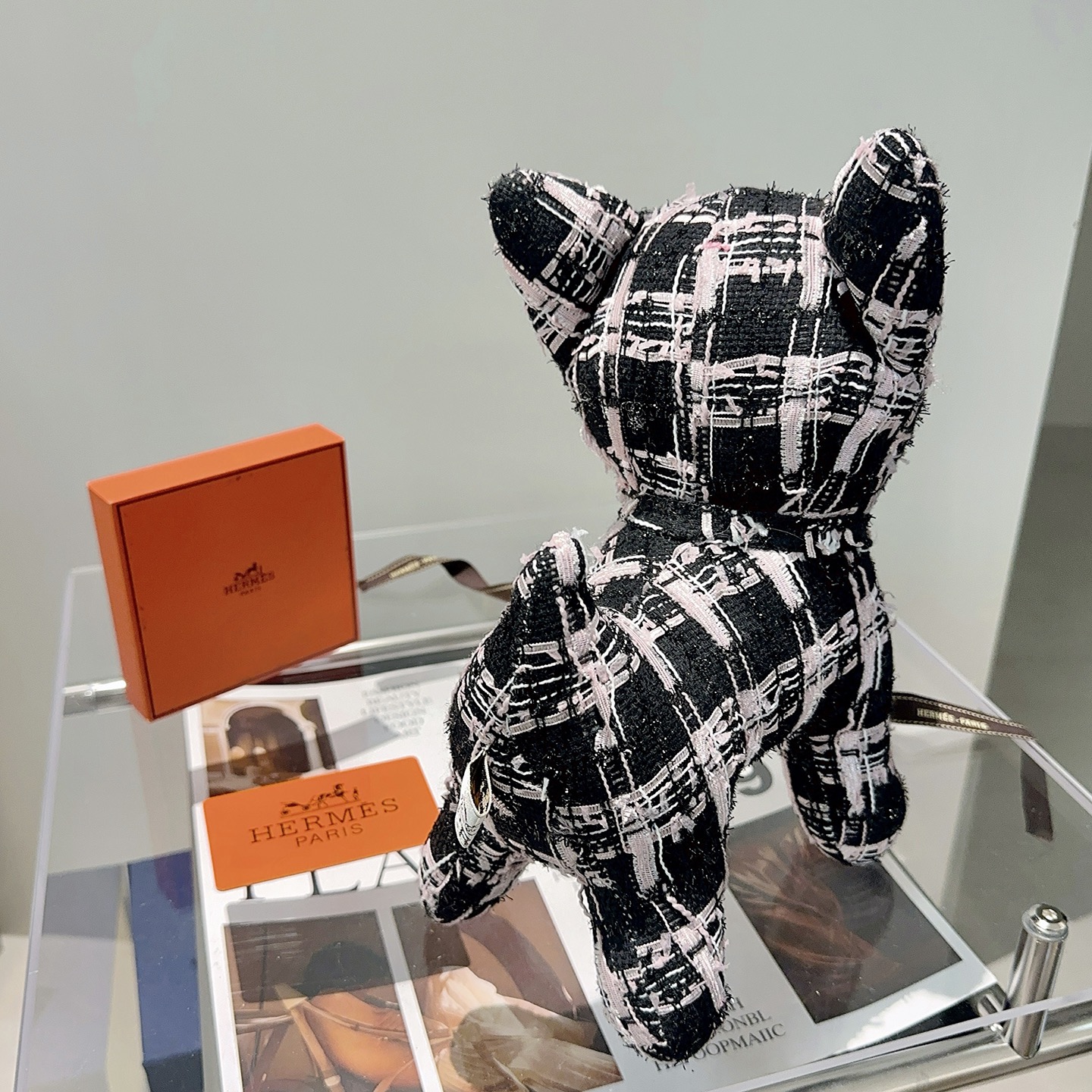 Spilla Hermes French Bulldog in peluche nera con motivo tweed rosa chiaro e bianco naso in resina nera occhi in resina marrone 28 cm