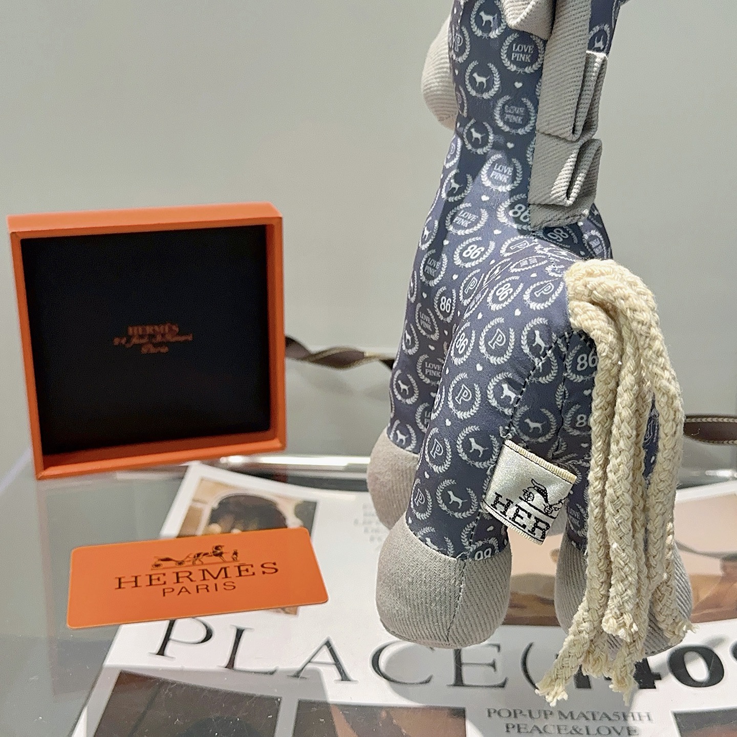 Hermes Ciondolo con ciondolo a forma di cavallo in peluche Hermes Tessuto blu ardesia con accenti di velluto a coste grigio chiaro coda di corda color crema occhi a bottone in metallo color ottone 28 cm