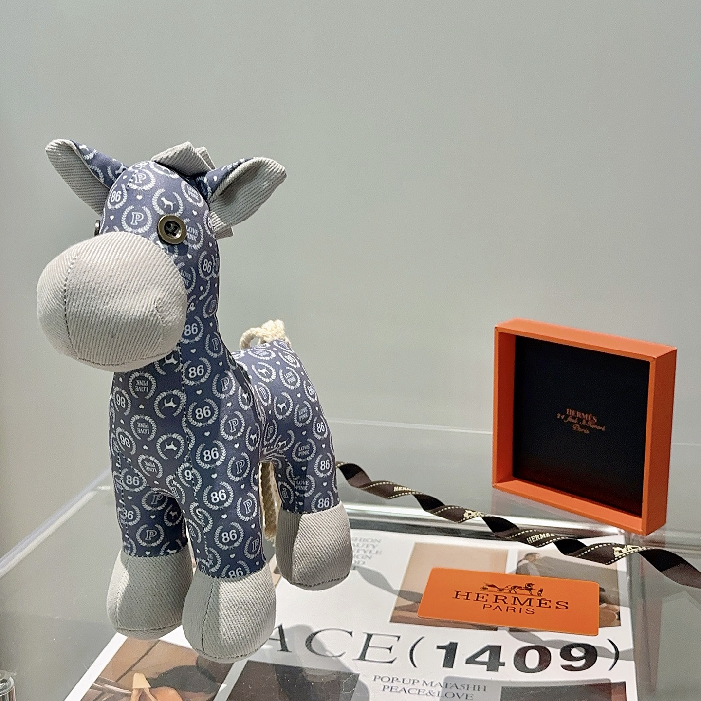 Hermes Ciondolo con ciondolo a forma di cavallo in peluche Hermes Tessuto blu ardesia con accenti di velluto a coste grigio chiaro coda di corda color crema occhi a bottone in metallo color ottone 28 cm