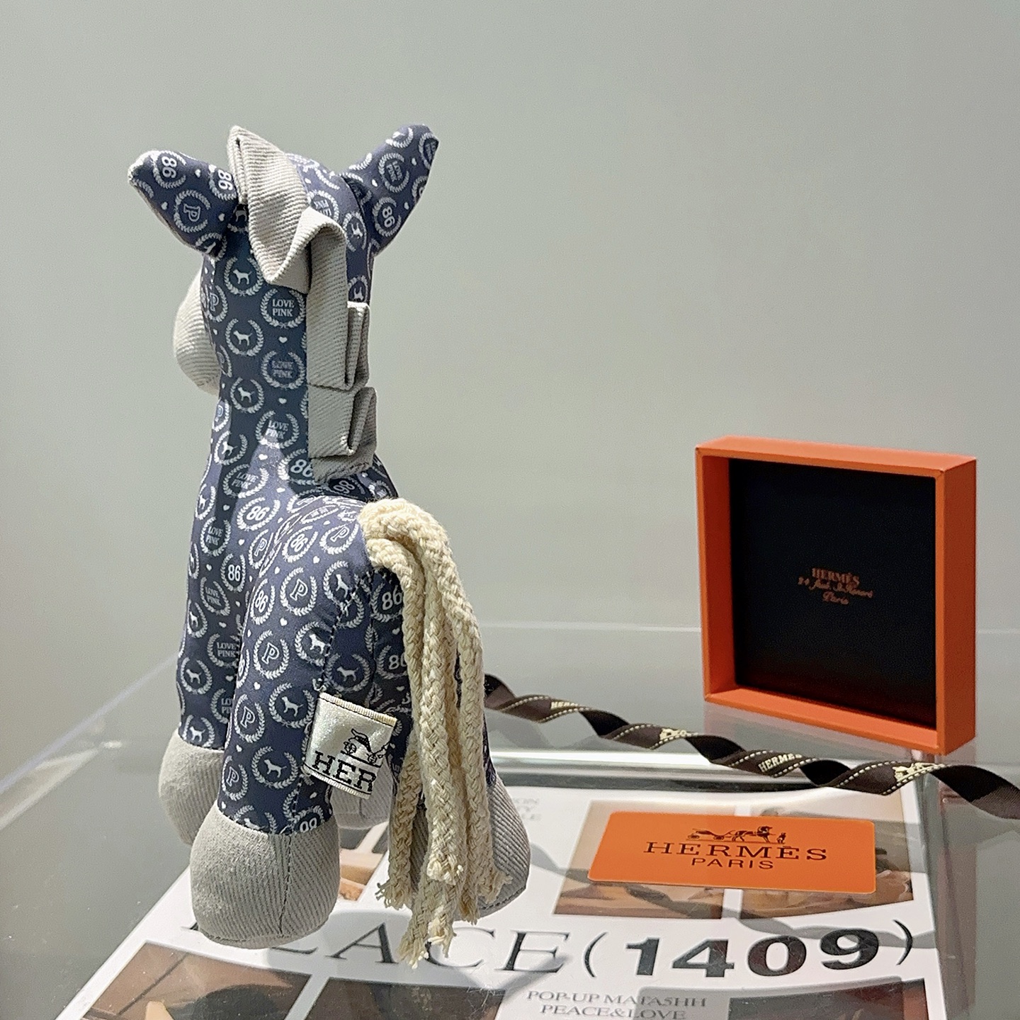 Hermes Ciondolo con ciondolo a forma di cavallo in peluche Hermes Tessuto blu ardesia con accenti di velluto a coste grigio chiaro coda di corda color crema occhi a bottone in metallo color ottone 28 cm
