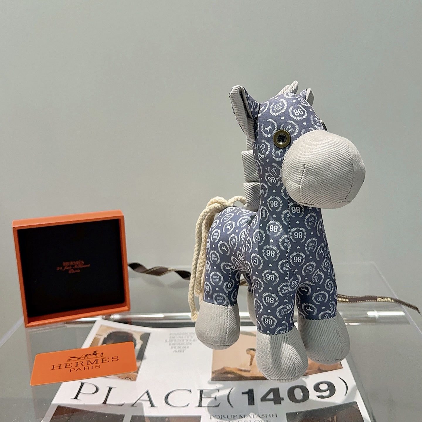 Hermes Ciondolo con ciondolo a forma di cavallo in peluche Hermes Tessuto blu ardesia con accenti di velluto a coste grigio chiaro coda di corda color crema occhi a bottone in metallo color ottone 28 cm