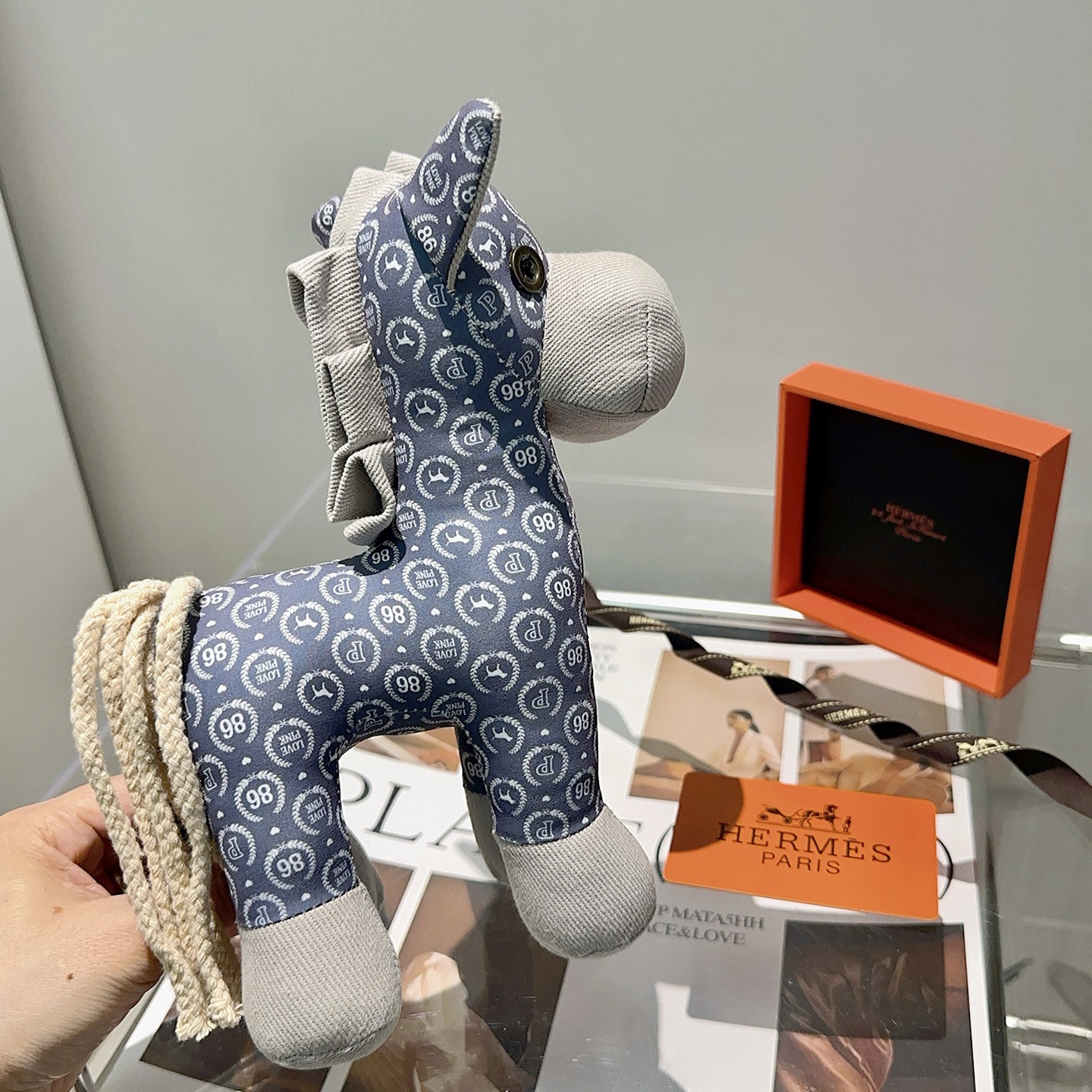 Hermes Ciondolo con ciondolo a forma di cavallo in peluche Hermes Tessuto blu ardesia con accenti di velluto a coste grigio chiaro coda di corda color crema occhi a bottone in metallo color ottone 28 cm