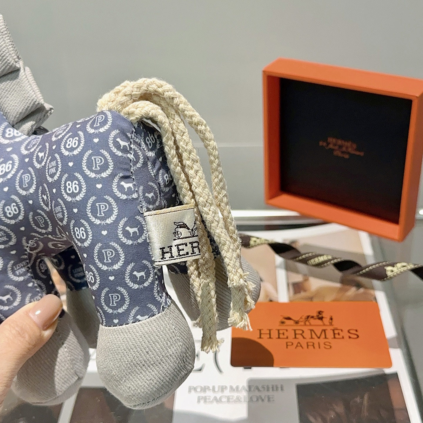 Hermes Ciondolo con ciondolo a forma di cavallo in peluche Hermes Tessuto blu ardesia con accenti di velluto a coste grigio chiaro coda di corda color crema occhi a bottone in metallo color ottone 28 cm