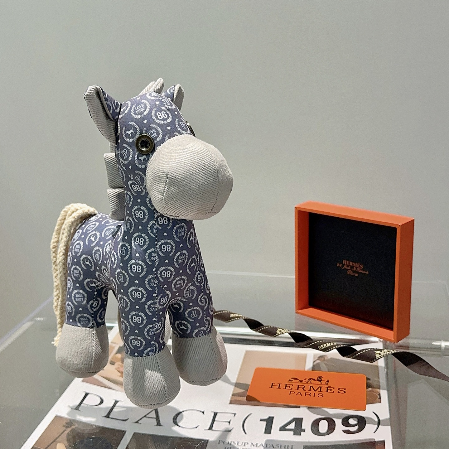 Hermes Ciondolo con ciondolo a forma di cavallo in peluche Hermes Tessuto blu ardesia con accenti di velluto a coste grigio chiaro coda di corda color crema occhi a bottone in metallo color ottone 28 cm