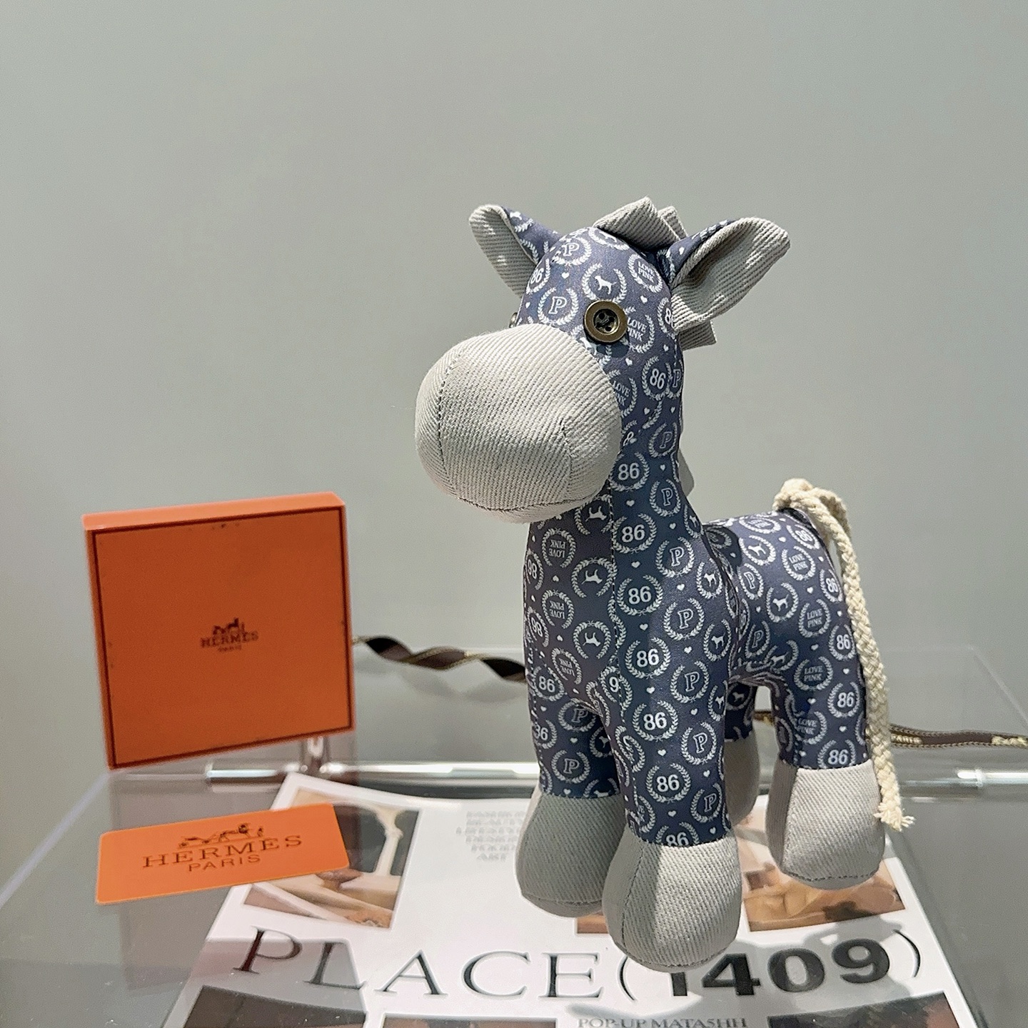 Hermes Ciondolo con ciondolo a forma di cavallo in peluche Hermes Tessuto blu ardesia con accenti di velluto a coste grigio chiaro coda di corda color crema occhi a bottone in metallo color ottone 28 cm