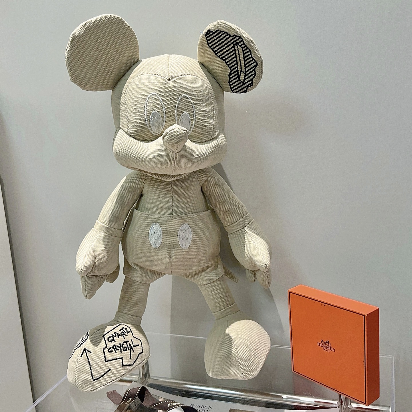 Ciondolo in peluche Hermes Daniel Arsham x Disney Topolino Tela beige con ricami bianchi e neri 45 cm