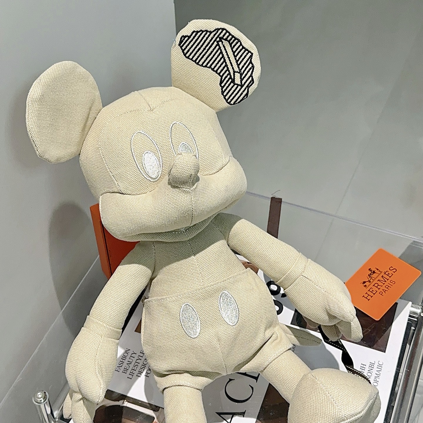 Ciondolo in peluche Hermes Daniel Arsham x Disney Topolino Tela beige con ricami bianchi e neri 45 cm