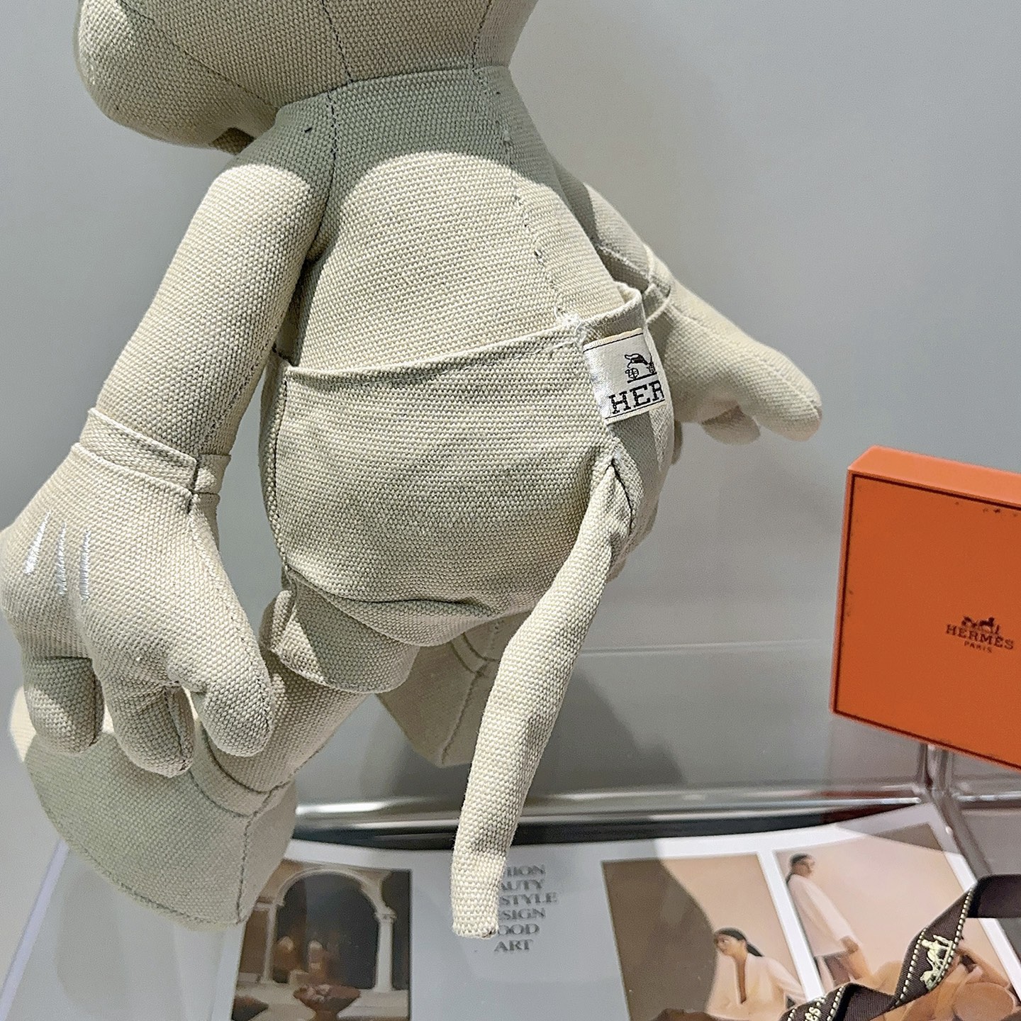 Ciondolo in peluche Hermes Daniel Arsham x Disney Topolino Tela beige con ricami bianchi e neri 45 cm