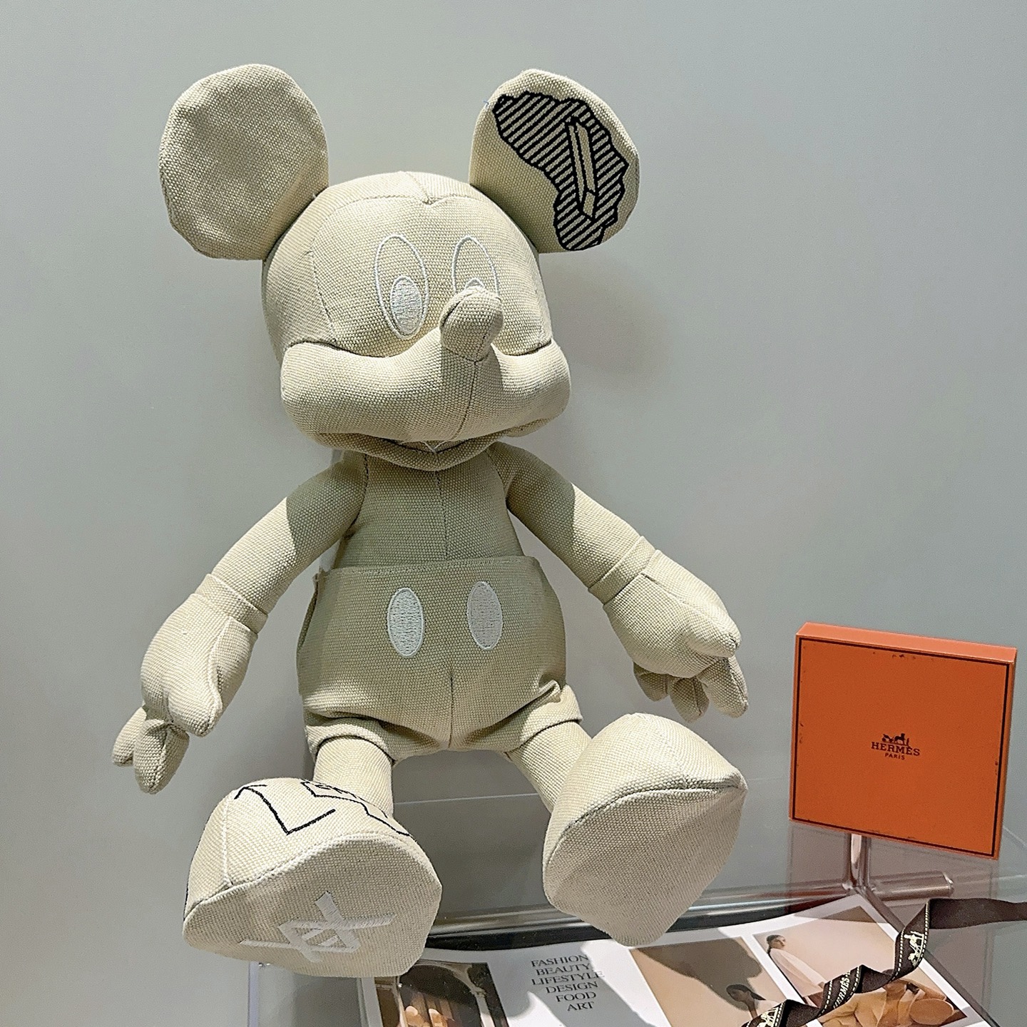 Ciondolo in peluche Hermes Daniel Arsham x Disney Topolino Tela beige con ricami bianchi e neri 45 cm