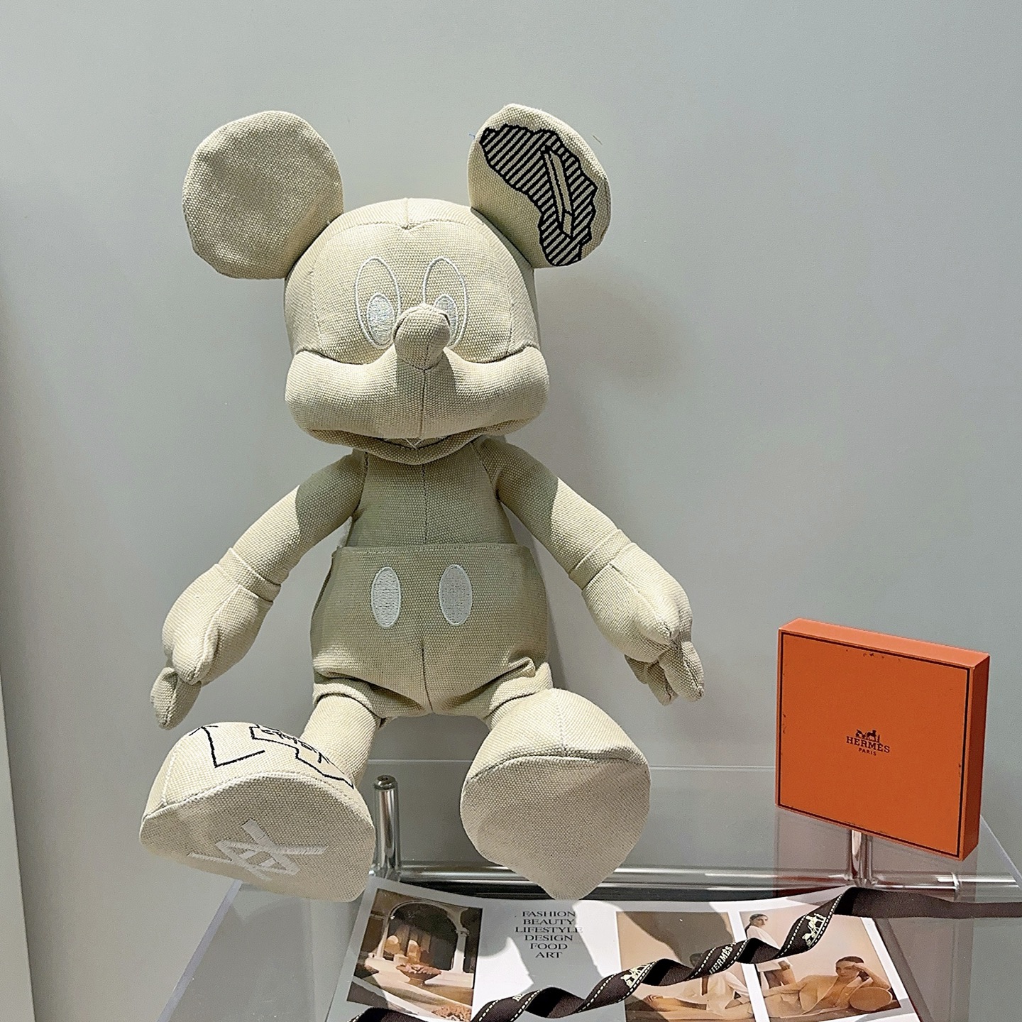 Ciondolo in peluche Hermes Daniel Arsham x Disney Topolino Tela beige con ricami bianchi e neri 45 cm
