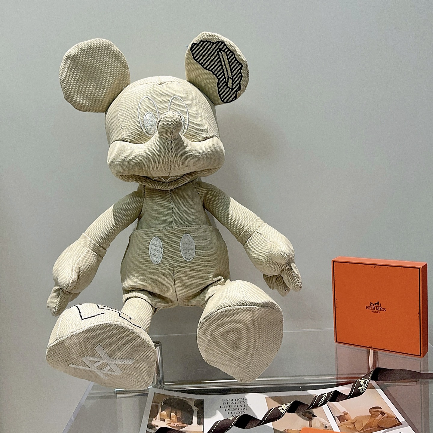 Ciondolo in peluche Hermes Daniel Arsham x Disney Topolino Tela beige con ricami bianchi e neri 45 cm