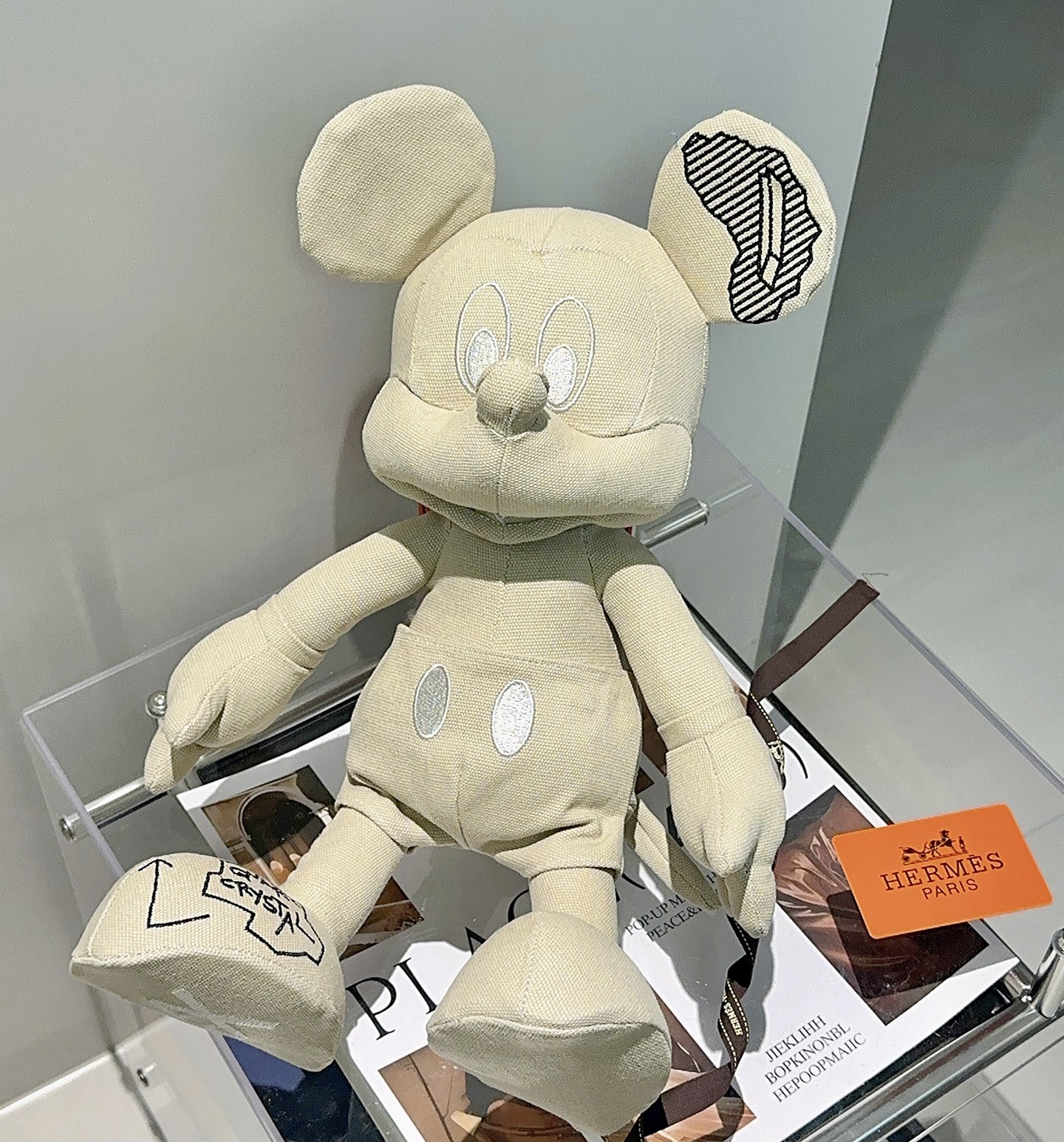 Ciondolo in peluche Hermes Daniel Arsham x Disney Topolino Tela beige con ricami bianchi e neri 45 cm