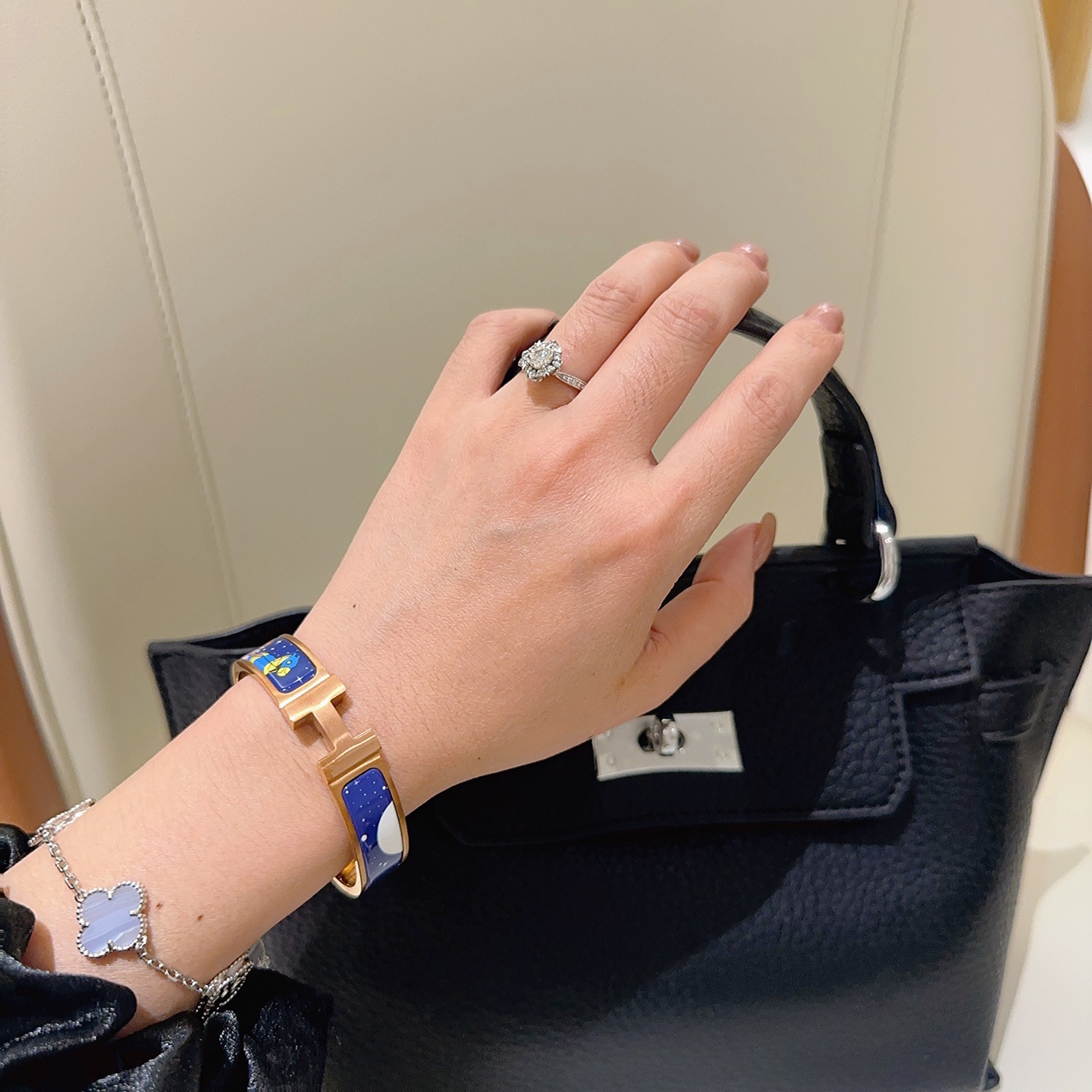 Bracciale rigido Hermes Clic H Space Fantasy Enamel Metallo oro rosa con smalto blu navy con stampe multicolori di spazi e personaggi 17