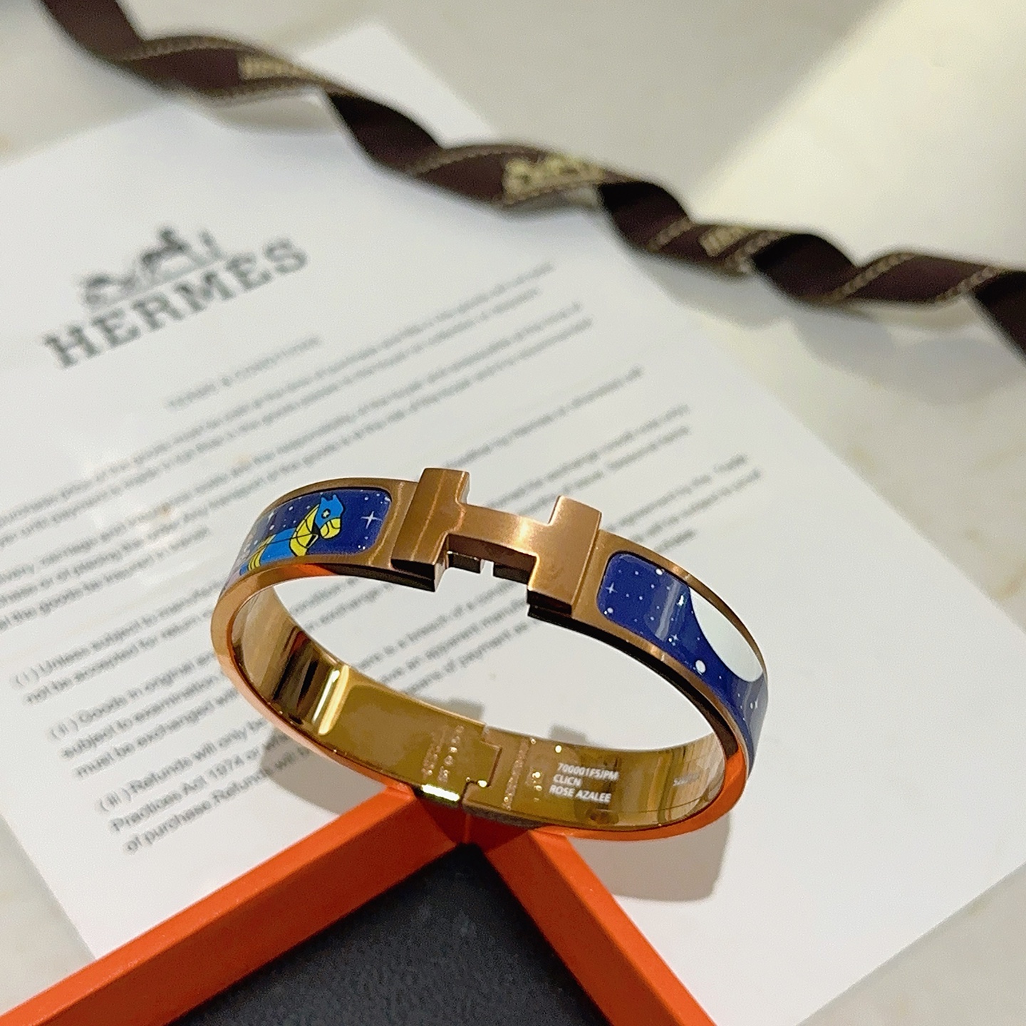 Bracciale rigido Hermes Clic H Space Fantasy Enamel Metallo oro rosa con smalto blu navy con stampe multicolori di spazi e personaggi 17