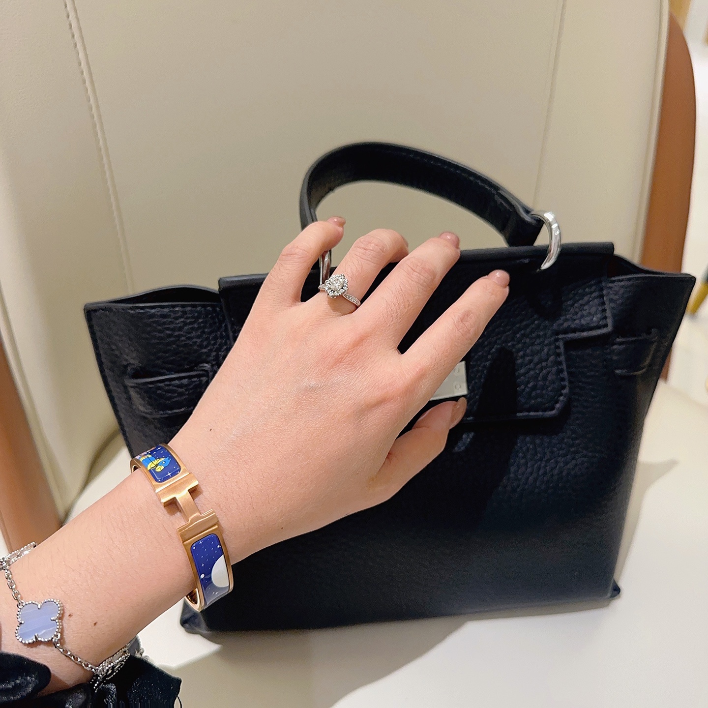 Bracciale rigido Hermes Clic H Space Fantasy Enamel Metallo oro rosa con smalto blu navy con stampe multicolori di spazi e personaggi 17