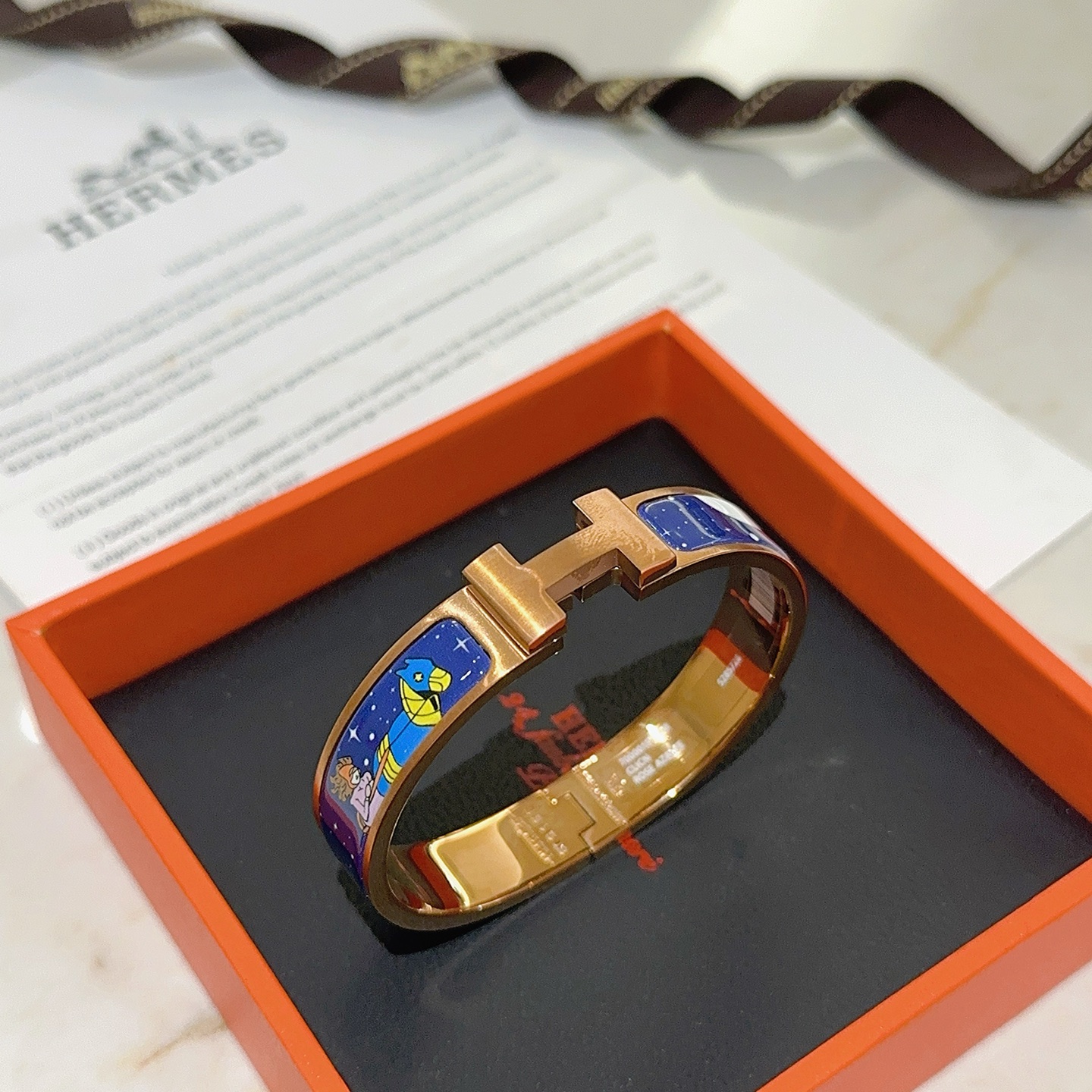 Bracciale rigido Hermes Clic H Space Fantasy Enamel Metallo oro rosa con smalto blu navy con stampe multicolori di spazi e personaggi 17