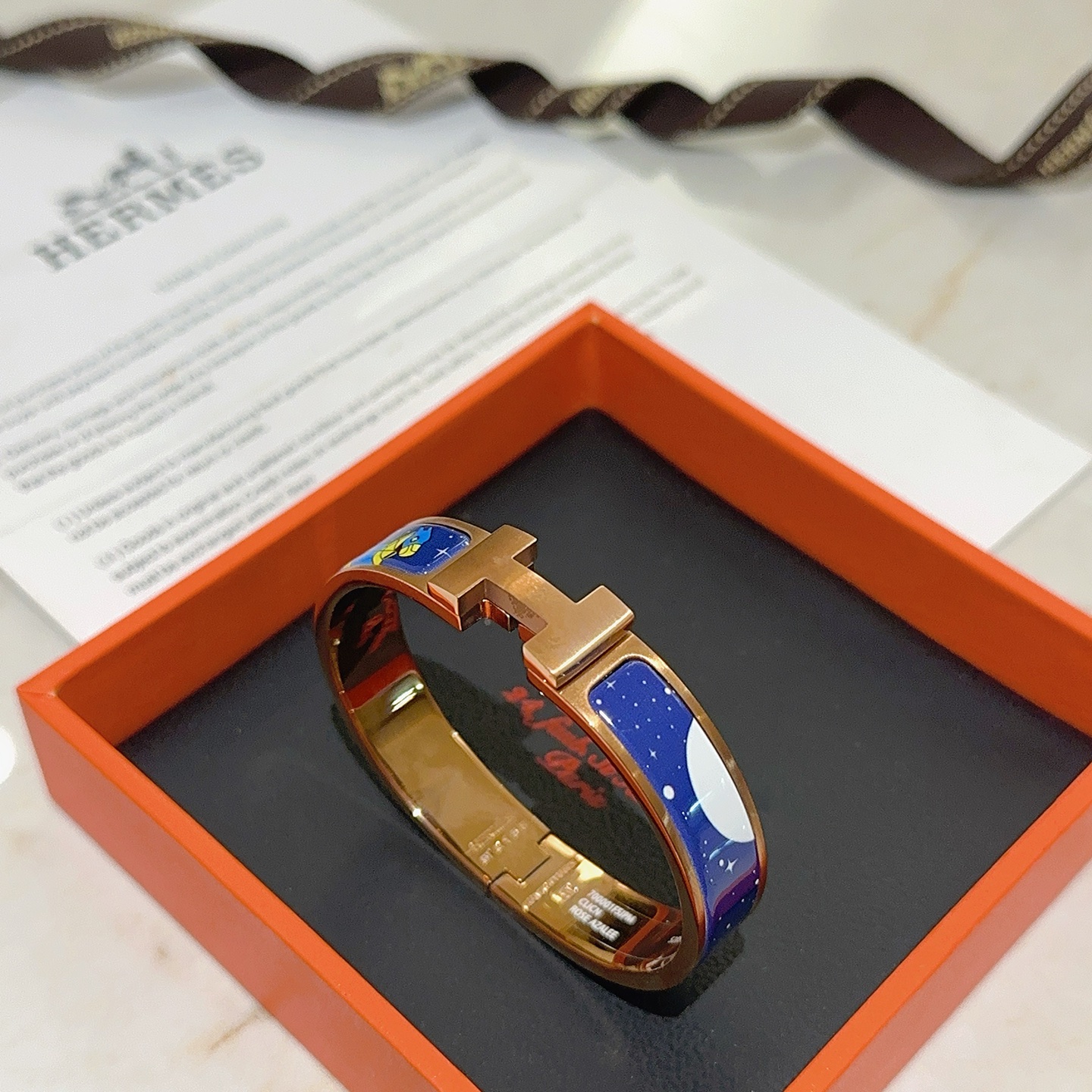 Bracciale rigido Hermes Clic H Space Fantasy Enamel Metallo oro rosa con smalto blu navy con stampe multicolori di spazi e personaggi 17