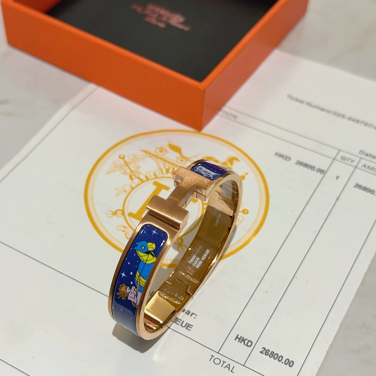 Bracciale rigido Hermes Clic H Space Fantasy Enamel Metallo oro rosa con smalto blu navy con stampe multicolori di spazi e personaggi 17