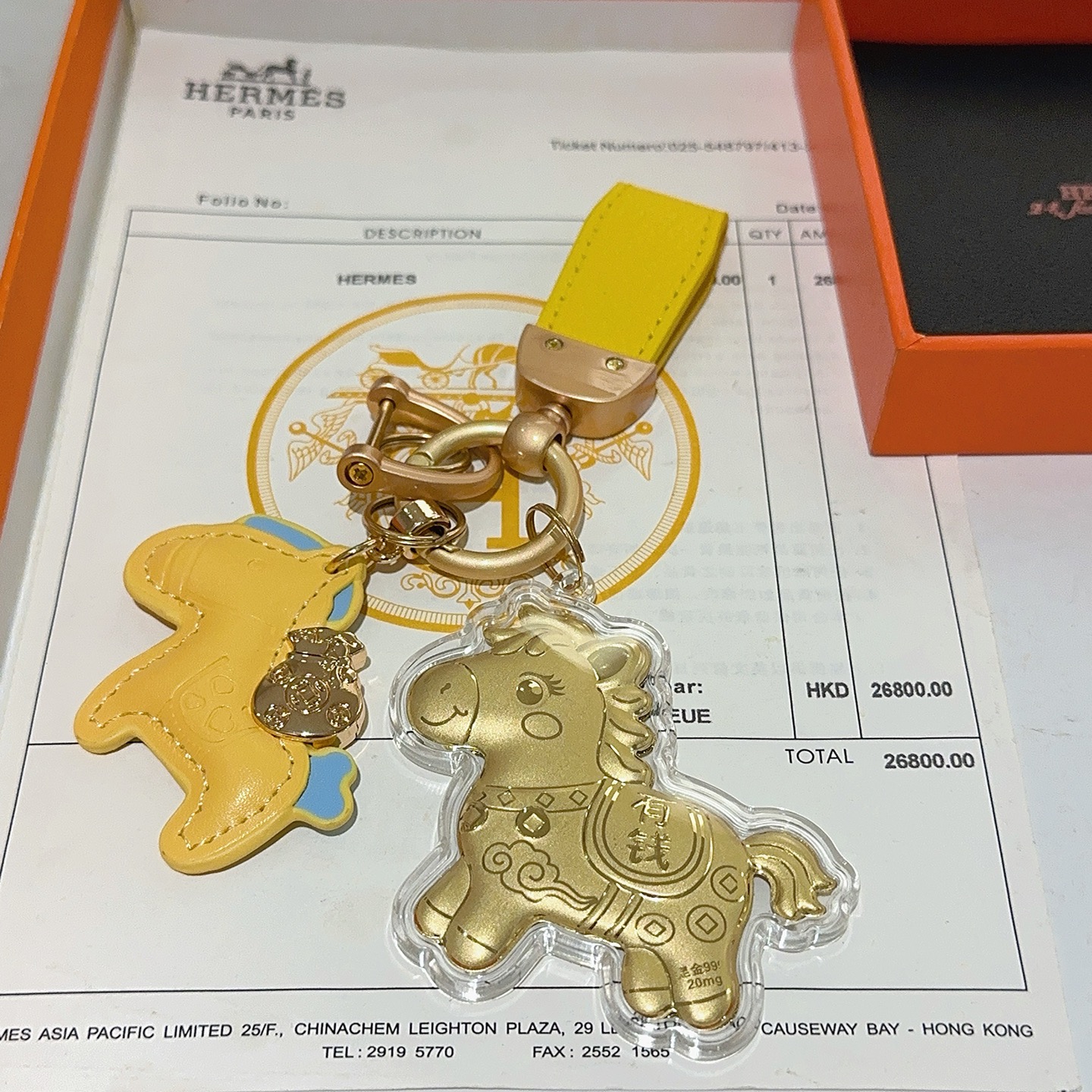 Hermes Rodeo Horse Lucky Money Key Charm Ciondolo Hardware in oro opaco Pelle gialla con accenti azzurri Ciondolo a cavallo in lamina d'oro in involucro acrilico trasparente Lunghezza totale 10 cm