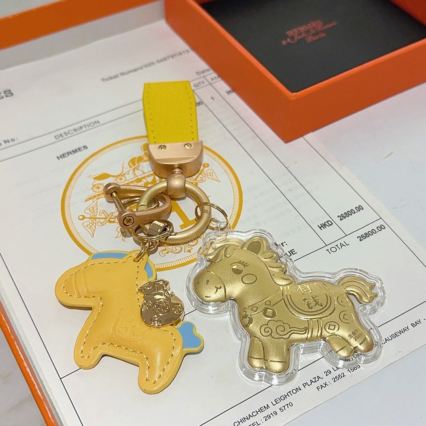 Hermes Rodeo Horse Lucky Money Key Charm Ciondolo Hardware in oro opaco Pelle gialla con accenti azzurri Ciondolo a cavallo in lamina d'oro in involucro acrilico trasparente Lunghezza totale 10 cm