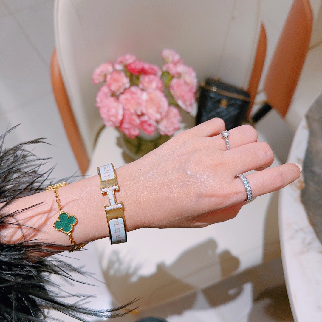 Bracciale Hermes Clic H in metallo color oro con smalto PM azzurro e bianco