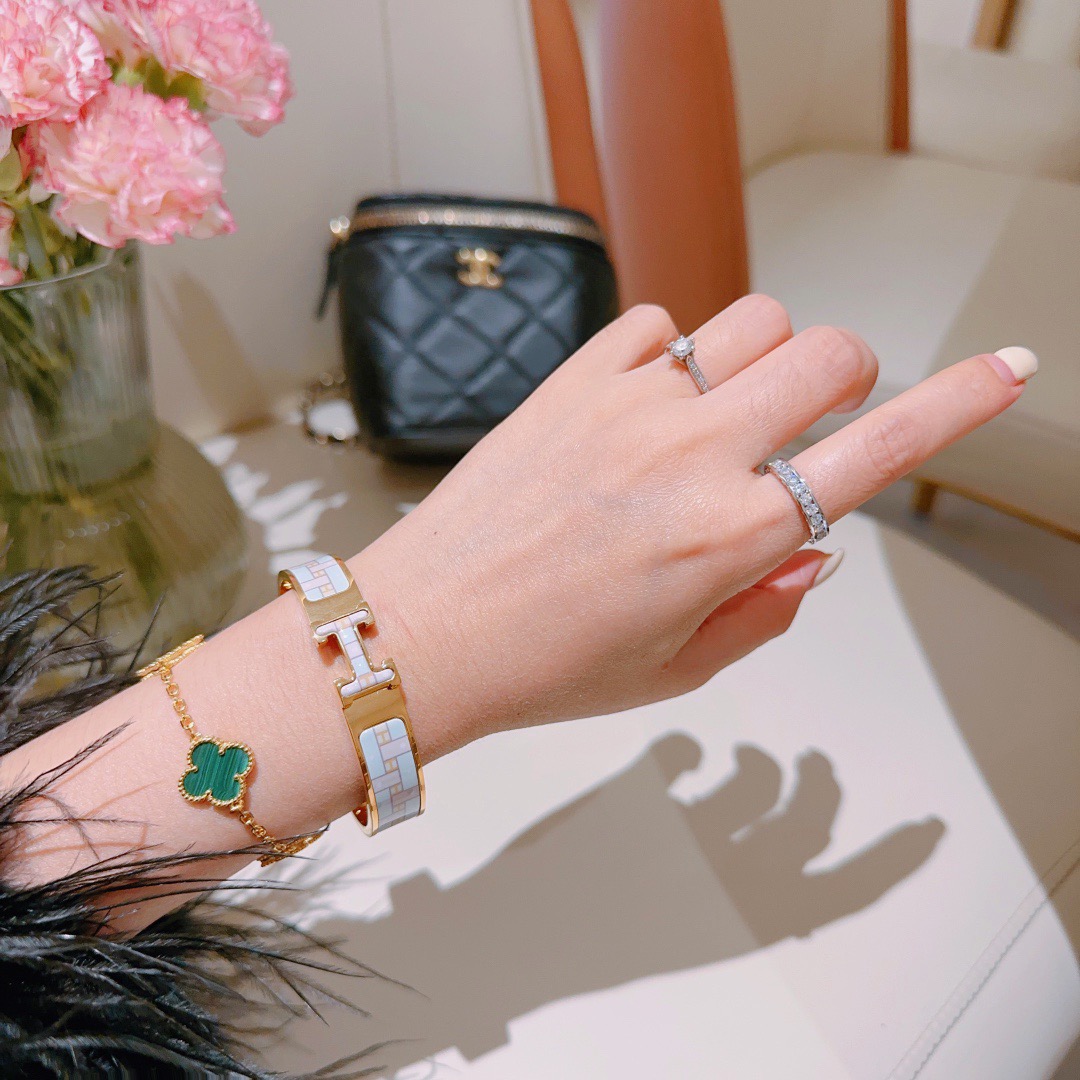Bracciale Hermes Clic H in metallo color oro con smalto PM azzurro e bianco