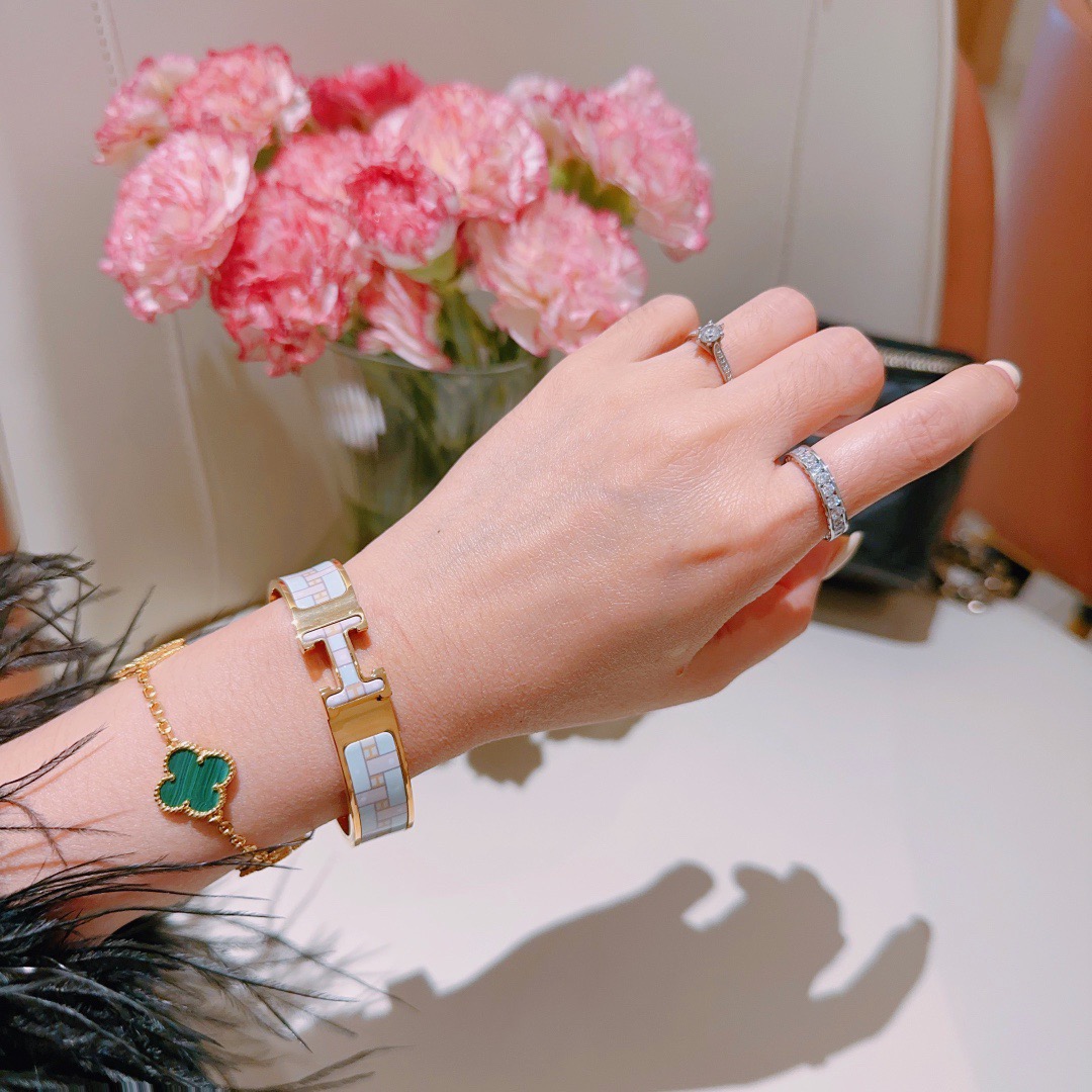 Bracciale Hermes Clic H in metallo color oro con smalto PM azzurro e bianco