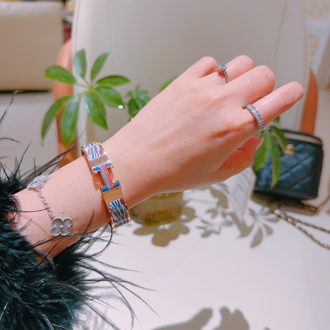 Bracciale Hermes Clic H Metallo placcato oro rosa con smalto stampato multicolor blu rosso arancione viola verde bianco PM circonferenza 17cm