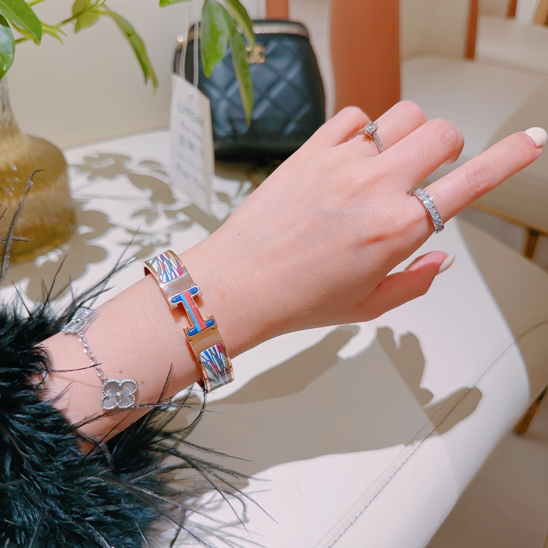 Bracciale Hermes Clic H Metallo placcato oro rosa con smalto stampato multicolor blu rosso arancione viola verde bianco PM circonferenza 17cm