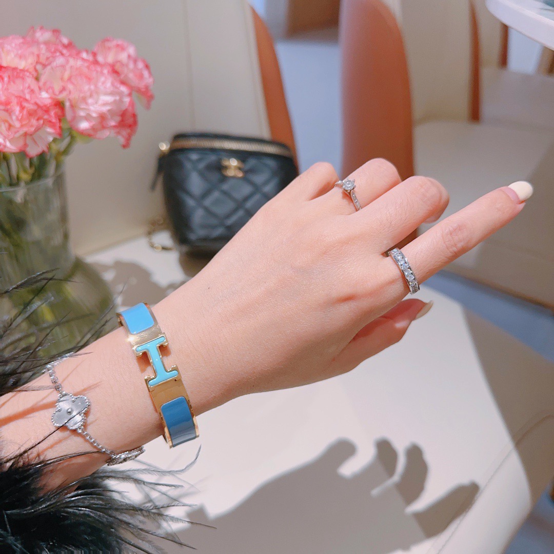 Bracciale Hermes Clic H Metallo placcato oro con smalto blu bicolore Chiusura ad H azzurro cielo con inserto in fascia blu reale profonda Circonferenza PM 17 cm