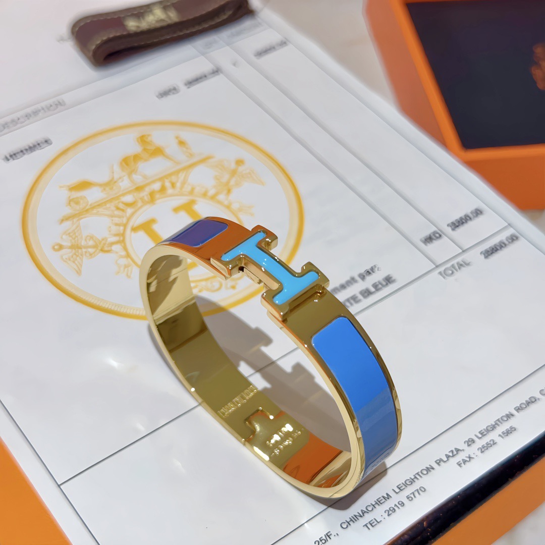 Bracciale Hermes Clic H Metallo placcato oro con smalto blu bicolore Chiusura ad H azzurro cielo con inserto in fascia blu reale profonda Circonferenza PM 17 cm