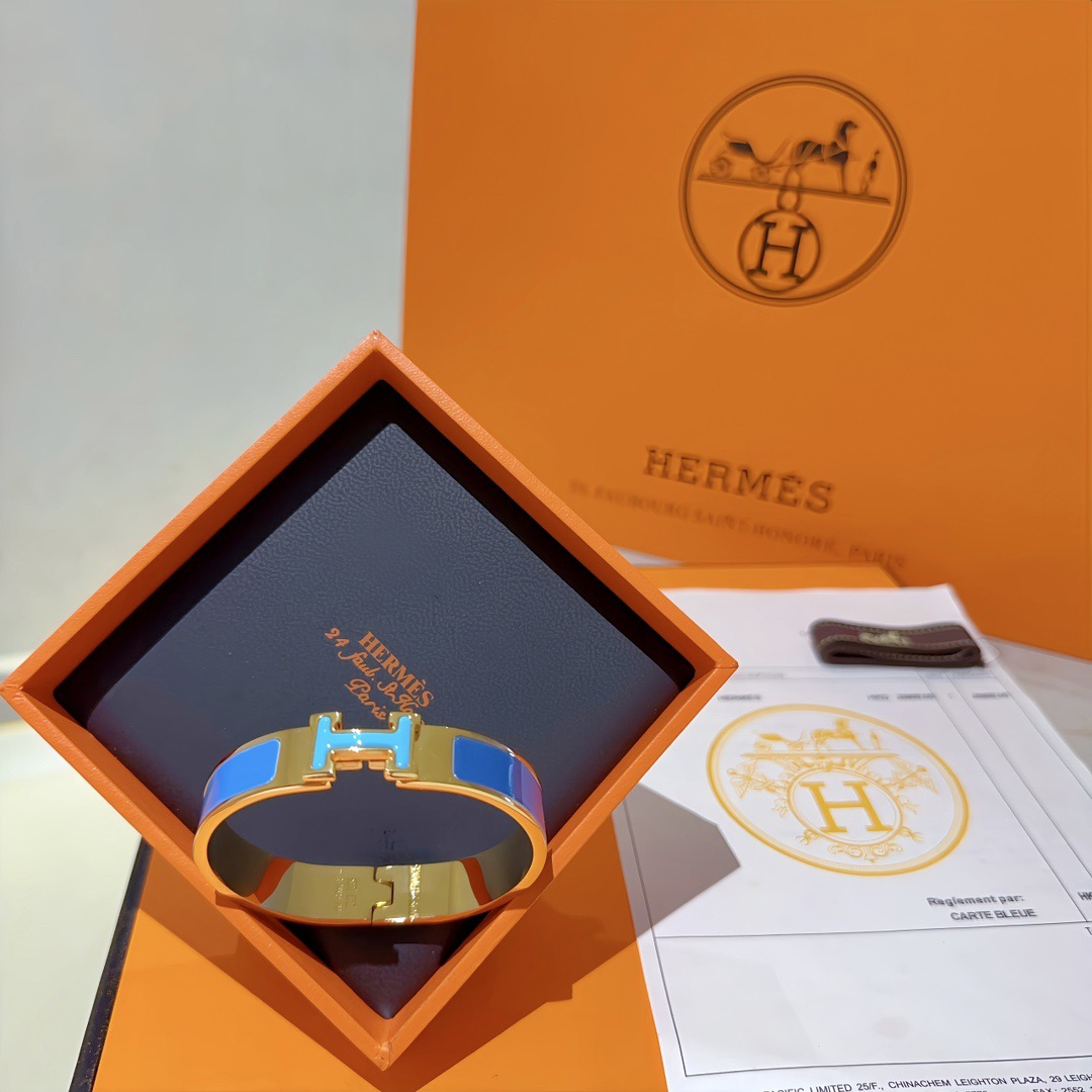 Bracciale Hermes Clic H Metallo placcato oro con smalto blu bicolore Chiusura ad H azzurro cielo con inserto in fascia blu reale profonda Circonferenza PM 17 cm