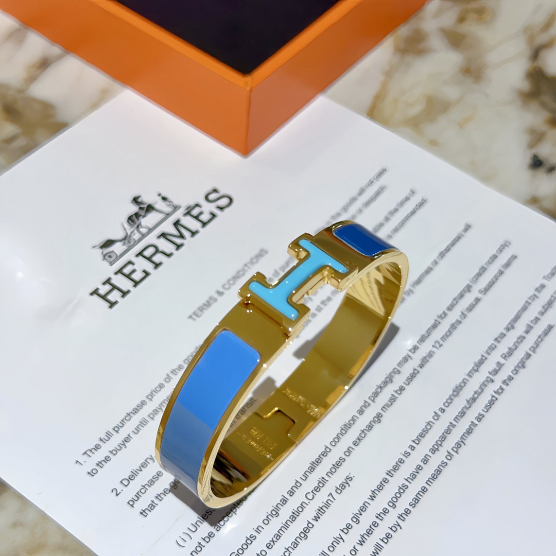 Bracciale Hermes Clic H Metallo placcato oro con smalto blu bicolore Chiusura ad H azzurro cielo con inserto in fascia blu reale profonda Circonferenza PM 17 cm