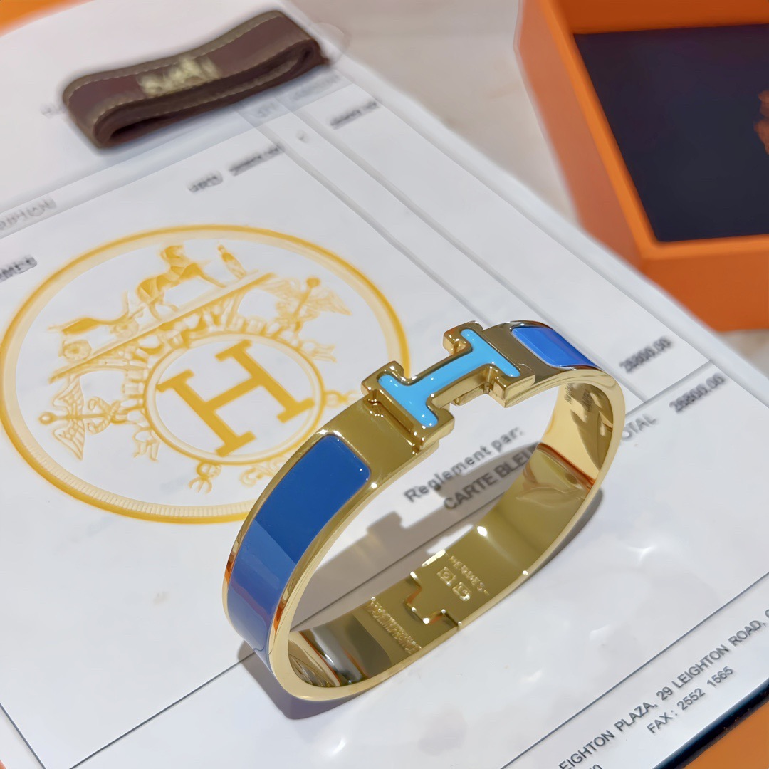 Bracciale Hermes Clic H Metallo placcato oro con smalto blu bicolore Chiusura ad H azzurro cielo con inserto in fascia blu reale profonda Circonferenza PM 17 cm
