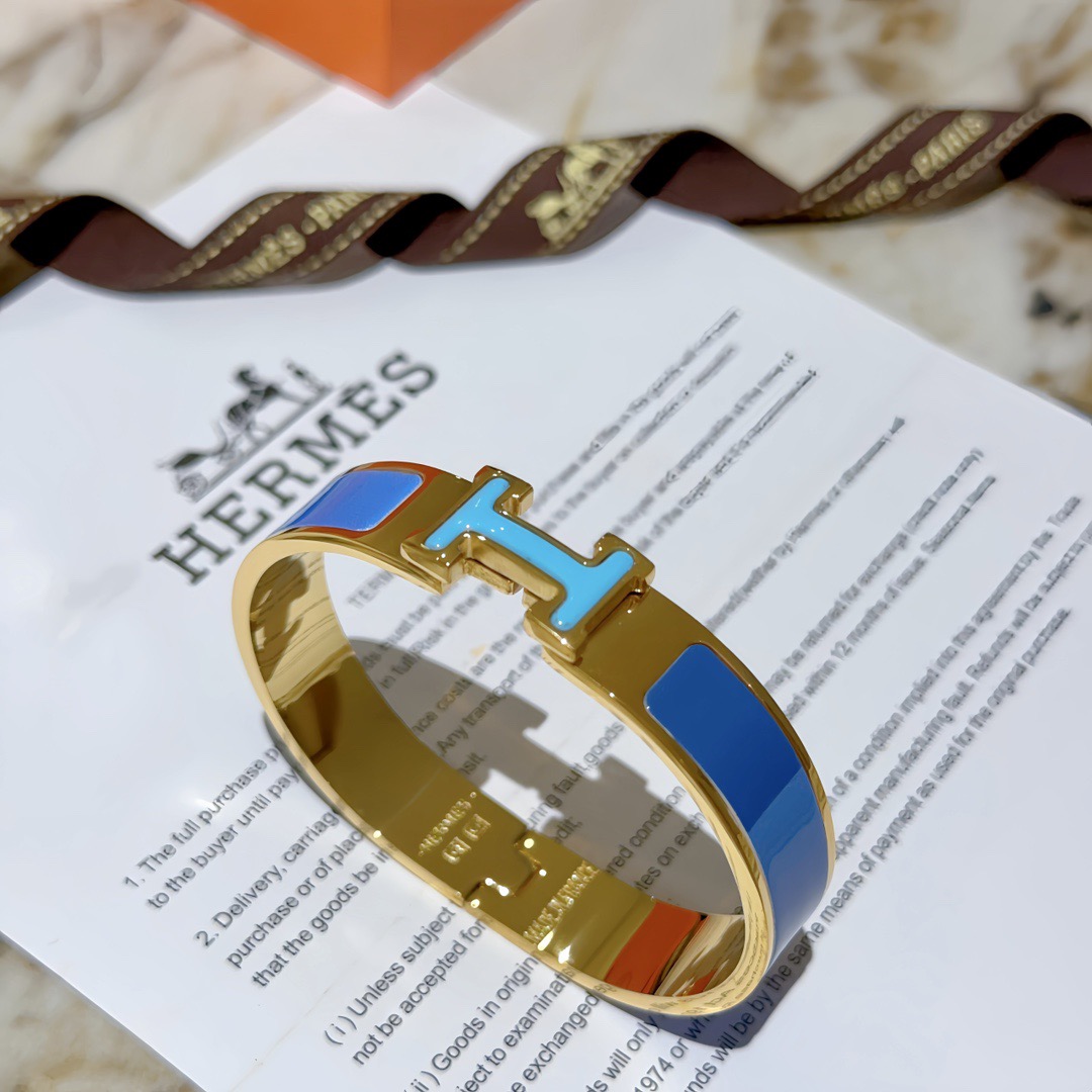 Bracciale Hermes Clic H Metallo placcato oro con smalto blu bicolore Chiusura ad H azzurro cielo con inserto in fascia blu reale profonda Circonferenza PM 17 cm