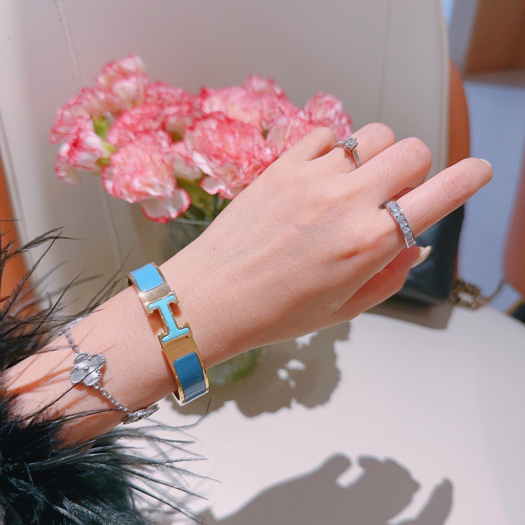 Bracciale Hermes Clic H Metallo placcato oro con smalto blu bicolore Chiusura ad H azzurro cielo con inserto in fascia blu reale profonda Circonferenza PM 17 cm